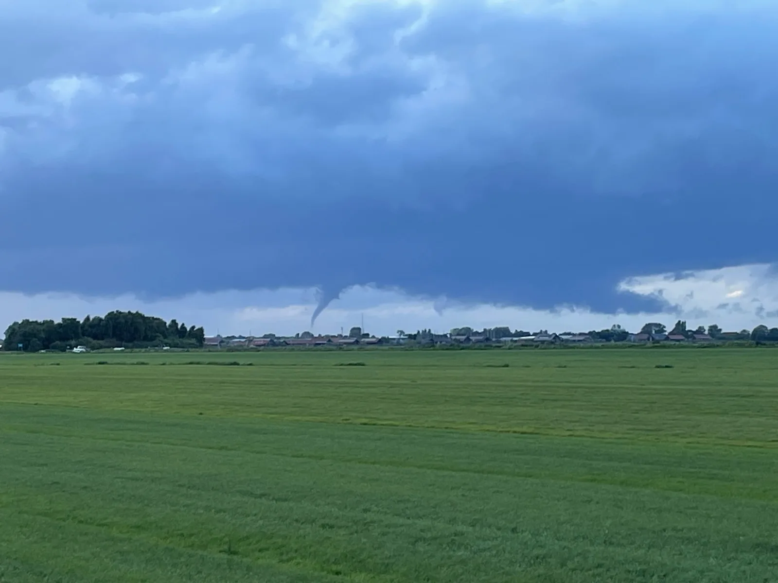 Twister in Friesland: bijzondere beelden van tornado bij Makkum