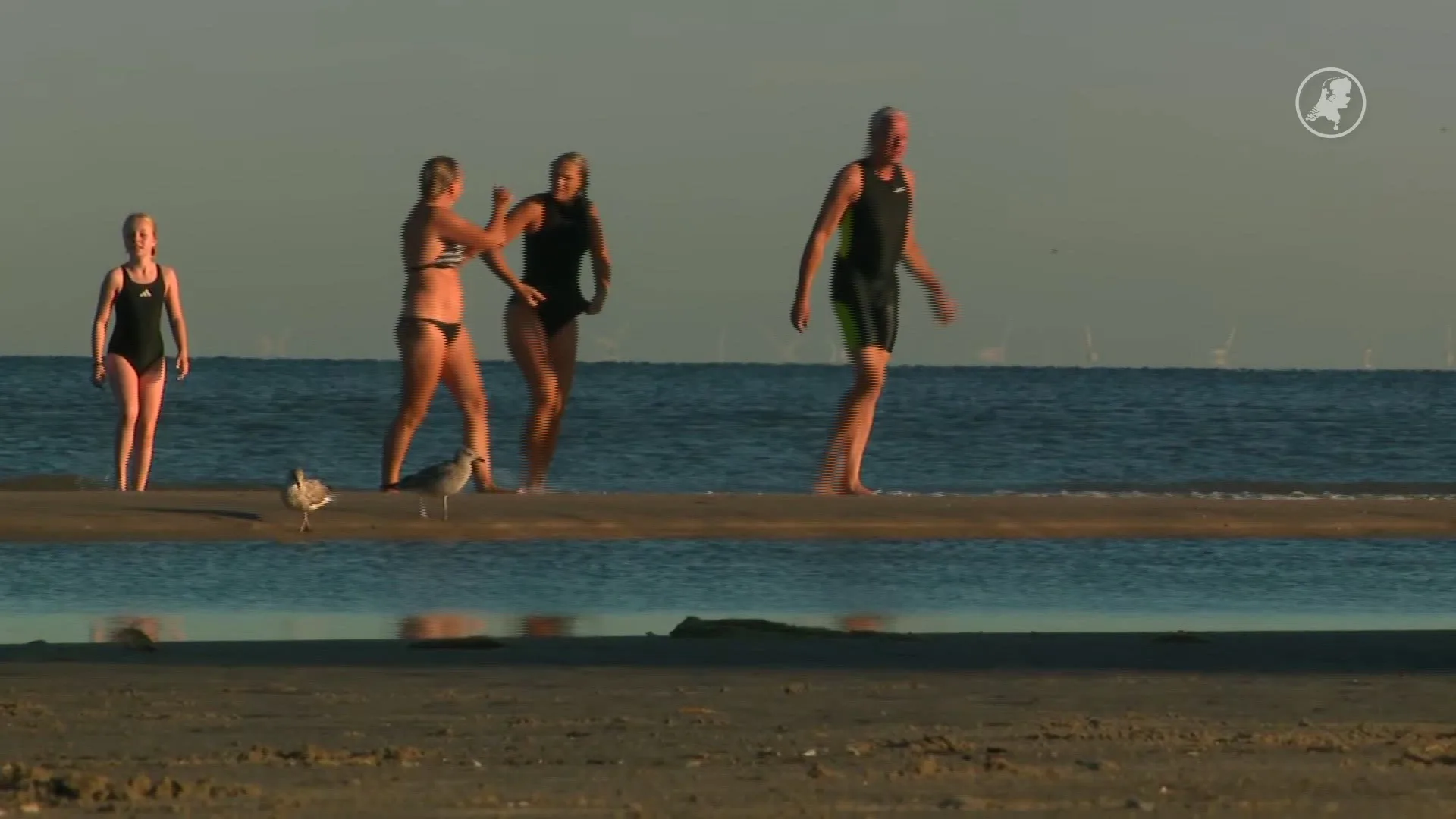 Zomerliefhebbers al vroeg op het strand in Zandvoort: 'Je wordt blij wakker'