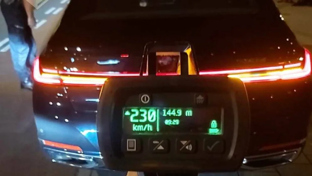 Snelheidsduivel scheurt met 230 kilometer per uur over A4