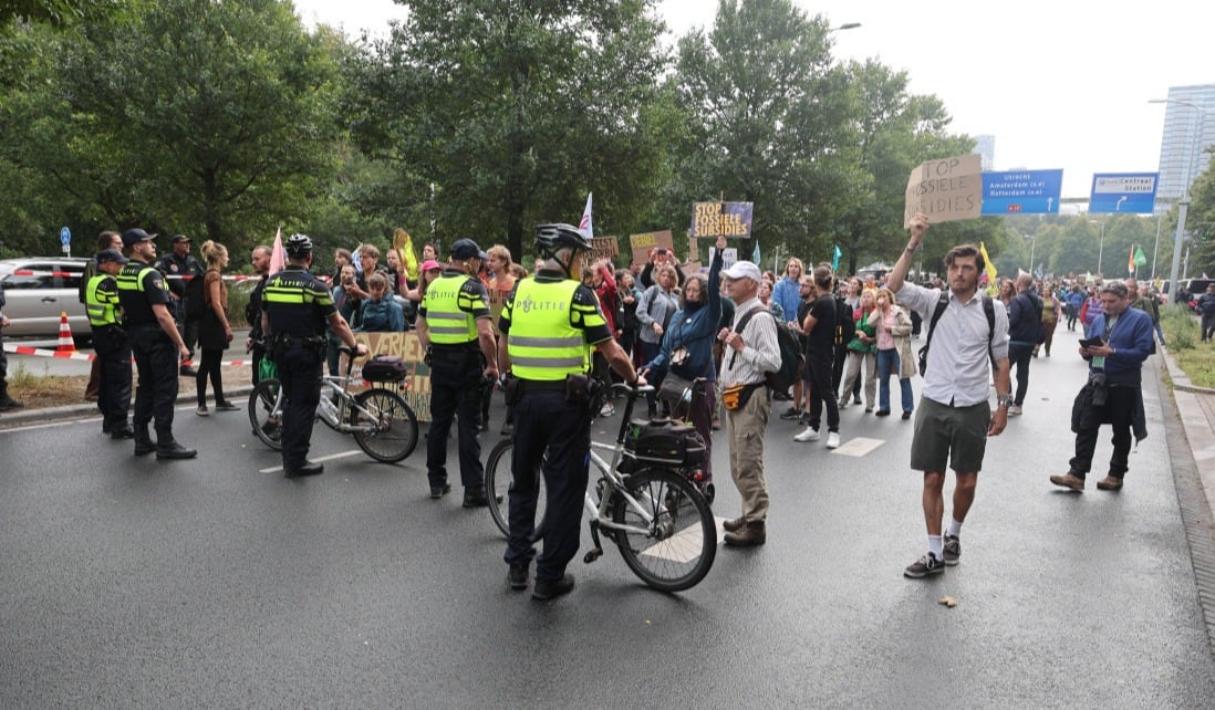 Ruim 400 klimaatactivisten opgepakt bij negende dag A12-blokkade