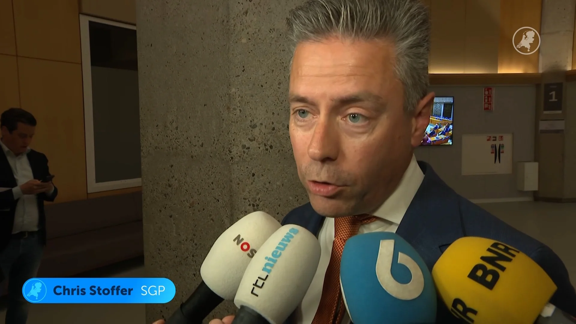 Meerderheid voor asielnoodmaatregelenwet na toezegging Van Weel