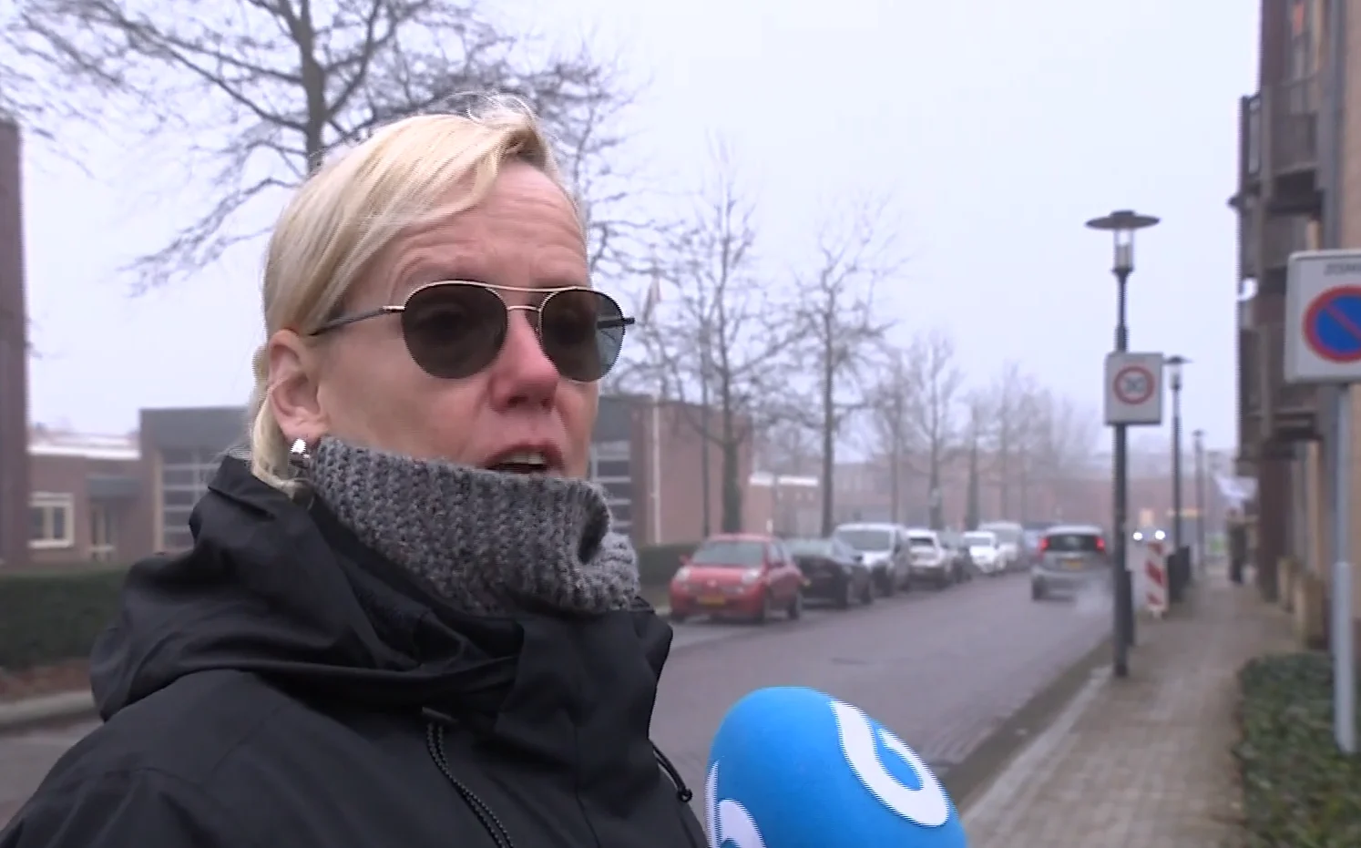 Nietsvermoedende vrachtwagenchauffeur sleept Kitty's auto tientallen meters mee in Rijen