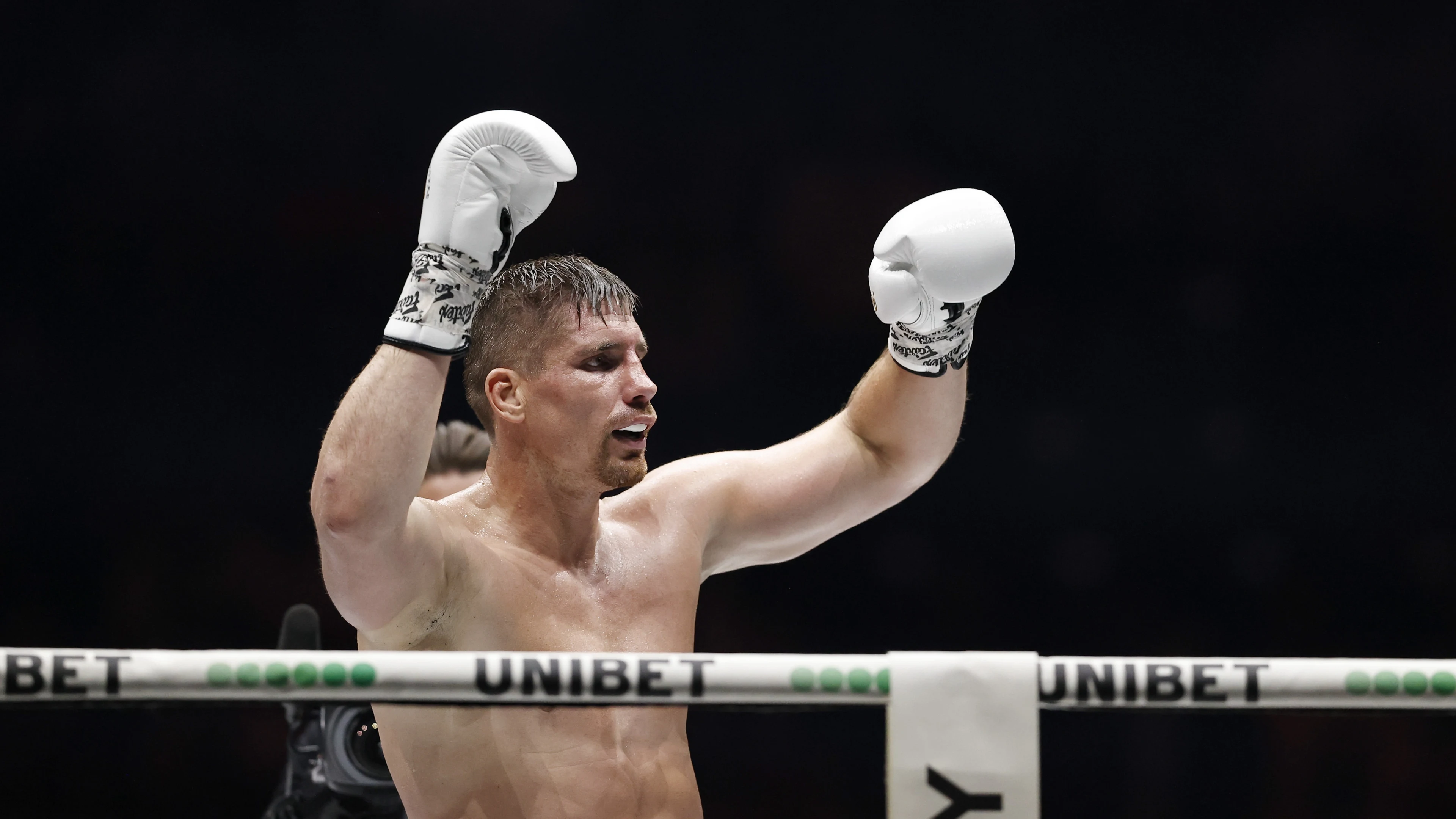 Rico Verhoeven sleept wereldtitel binnen, boegeroep vanuit het publiek