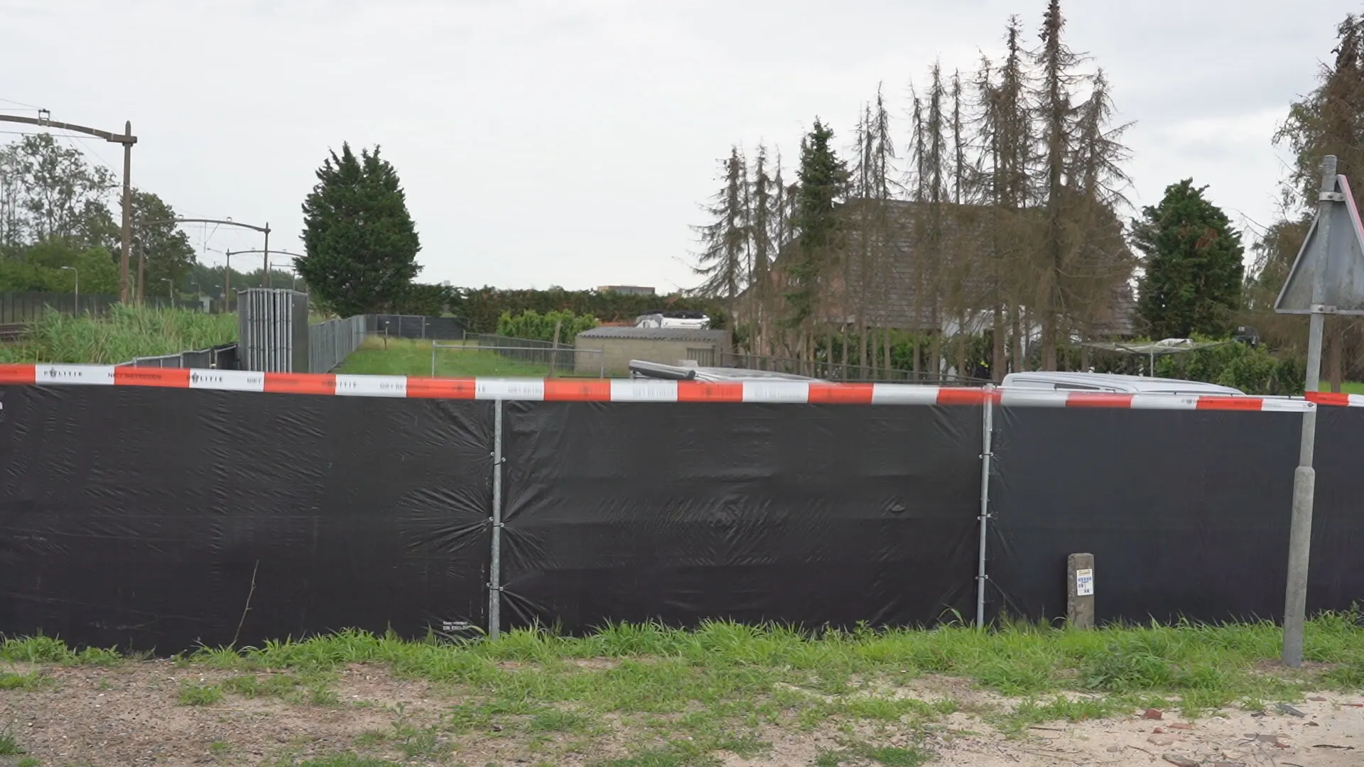 Politie doet grote inval in Hulten, 'wapenhandelaar Jan B. opgepakt'