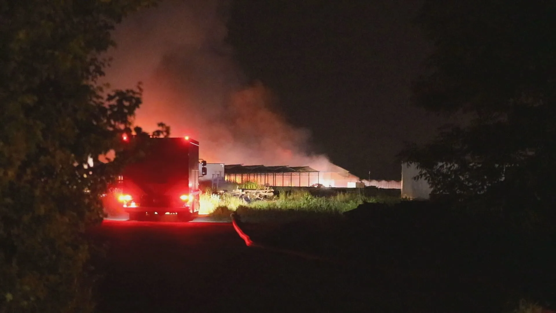 Grote brand verwoest kassencomplex Etten-Leur, restanten zonnepanelen in weilanden