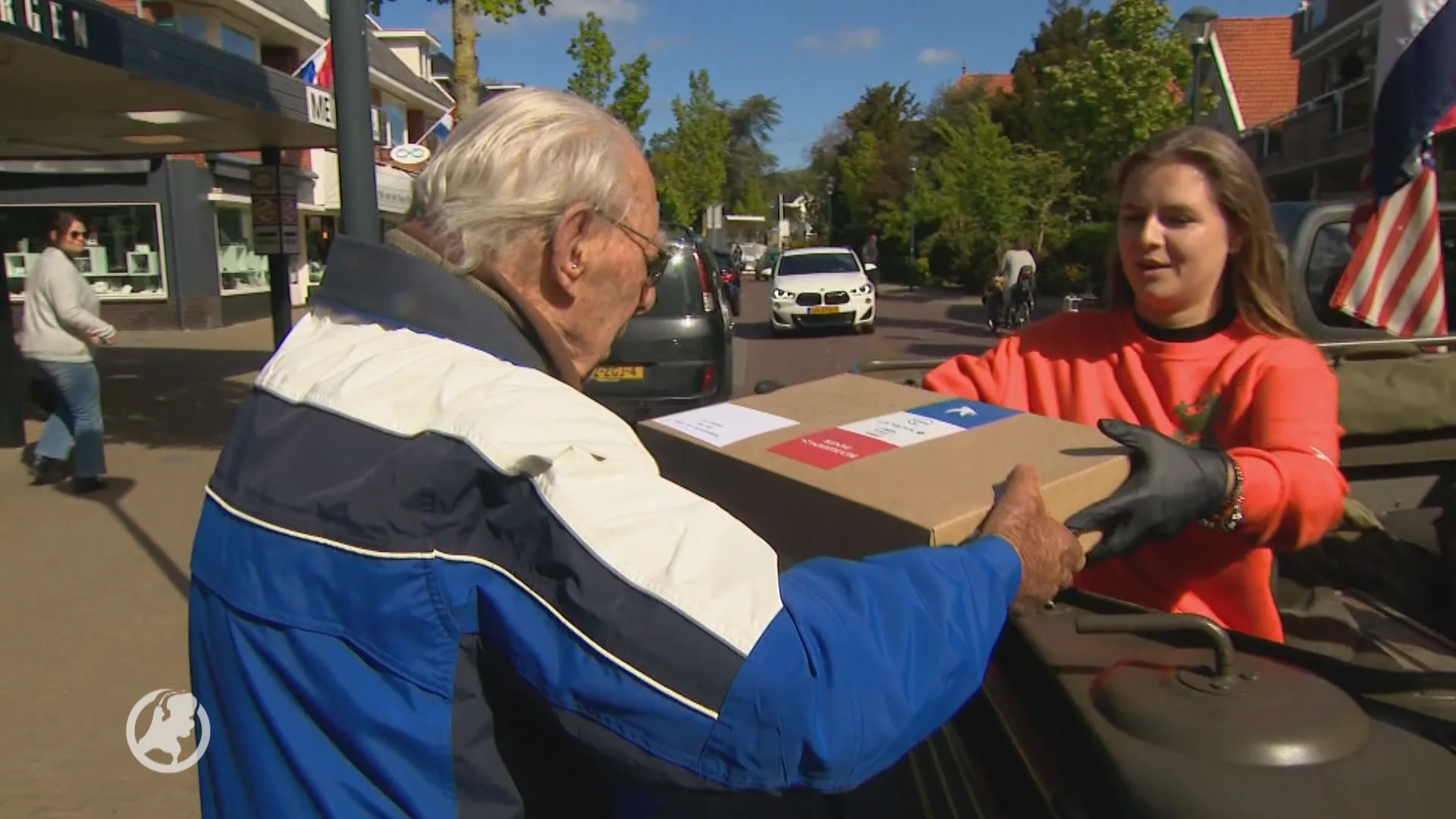 Legerjeeps verrassen ouderen in Bergen met dinerpaketten