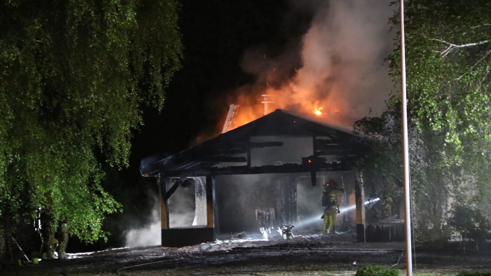Houten aanbouw verwoest na uitslaande woningbrand in Zeewolde