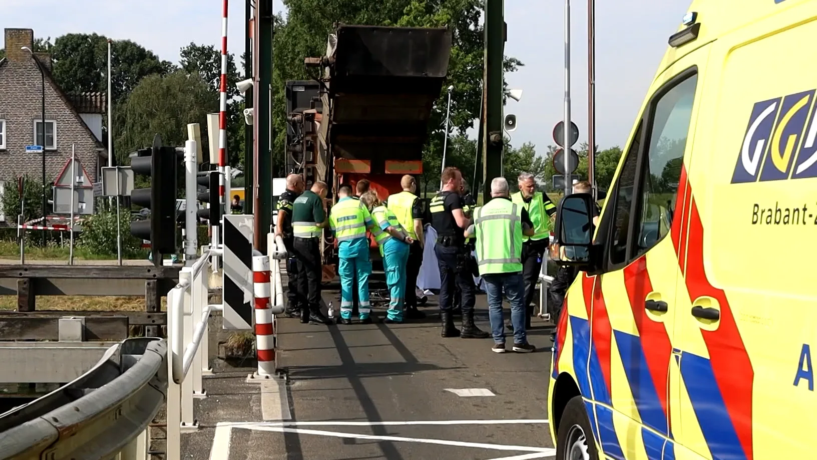 Fietser overlijdt nadat hij wordt overreden door vrachtwagen