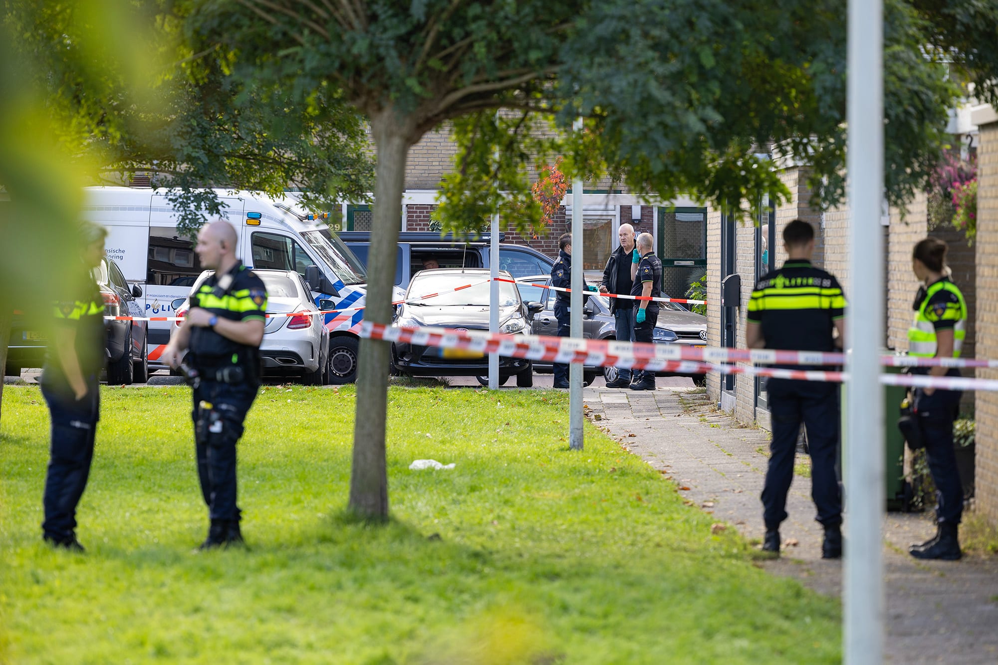 Dode vrouw gevonden in woning Zaandam, politie op zoek naar man