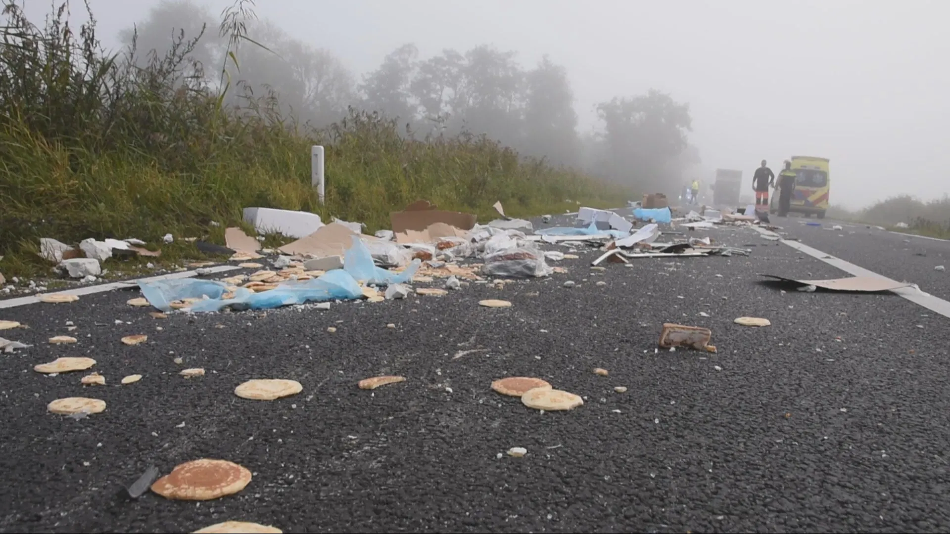 N762 bezaaid met taart en brood na ongeval met vrachtwagens