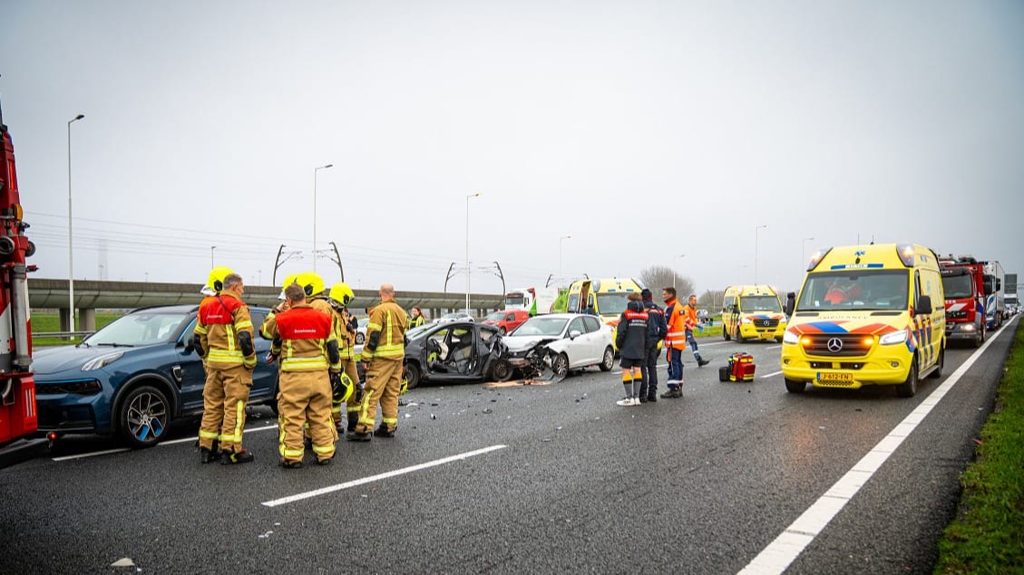 'Meerdere gewonden bij kettingbotsing met auto's en vrachtwagen op A15'