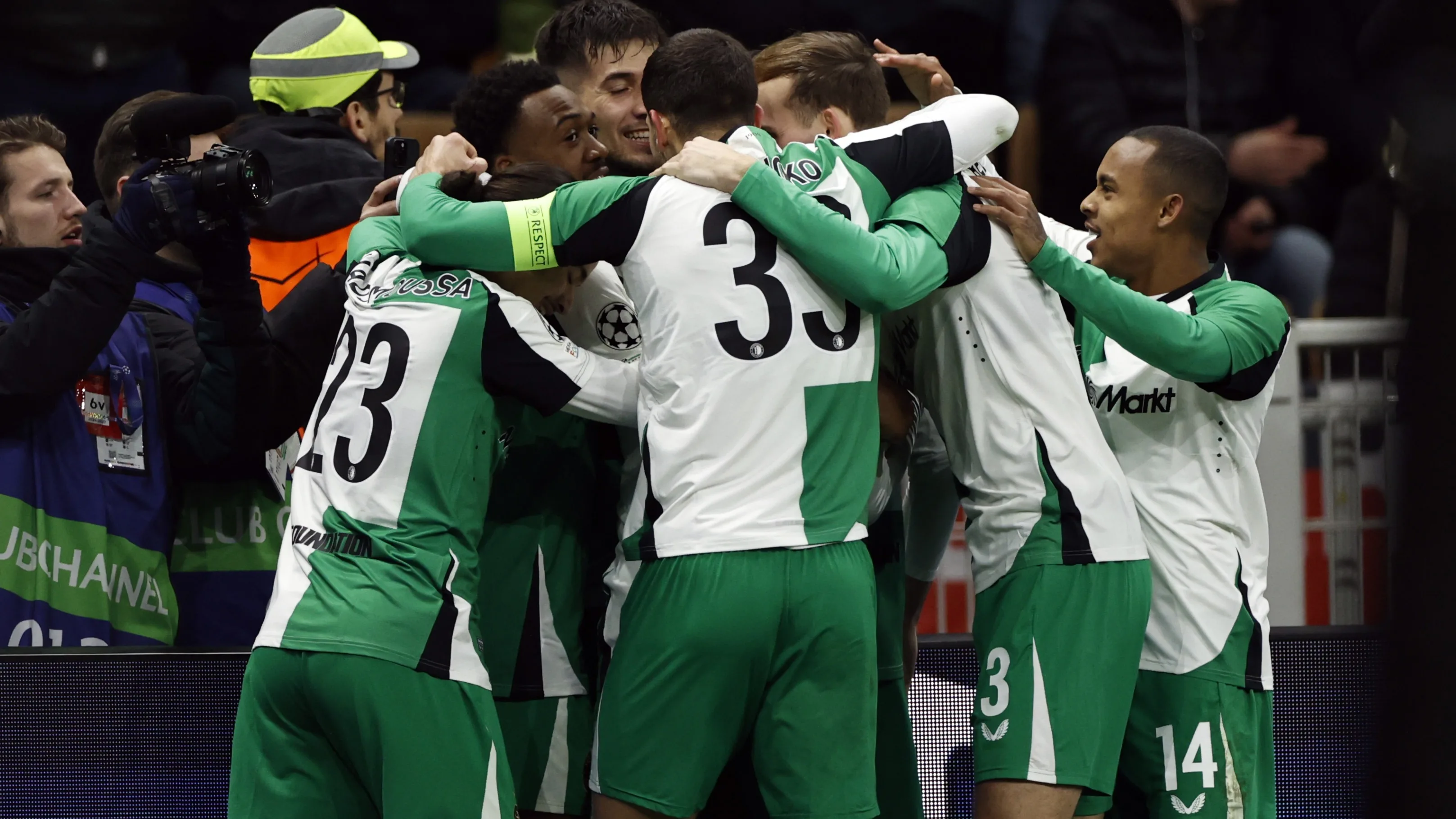 Feyenoord naar achtste finales na 1-1 bij tiental AC Milan