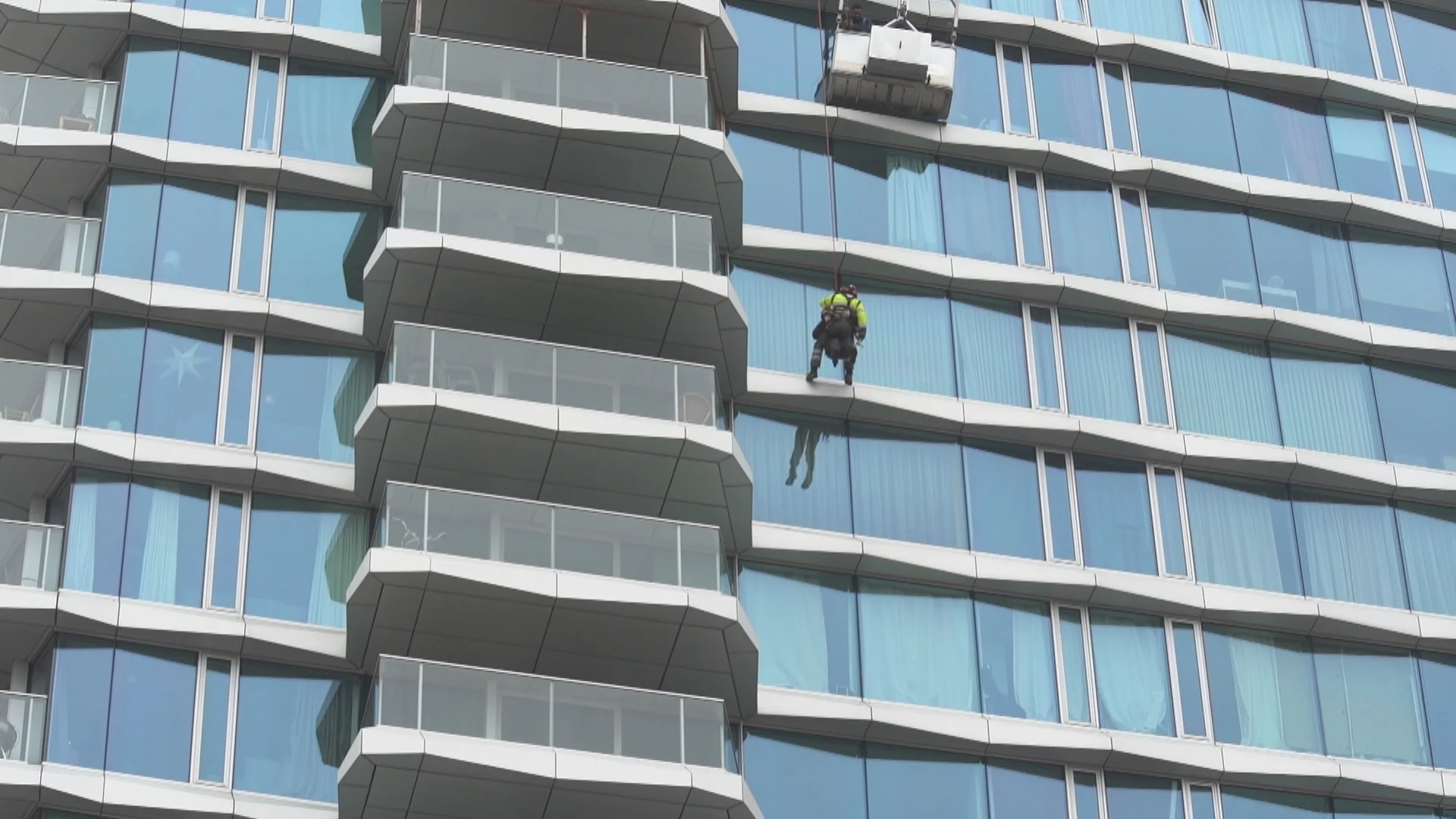 Glazenwassers van 16e verdieping flatgebouw Eindhoven gered