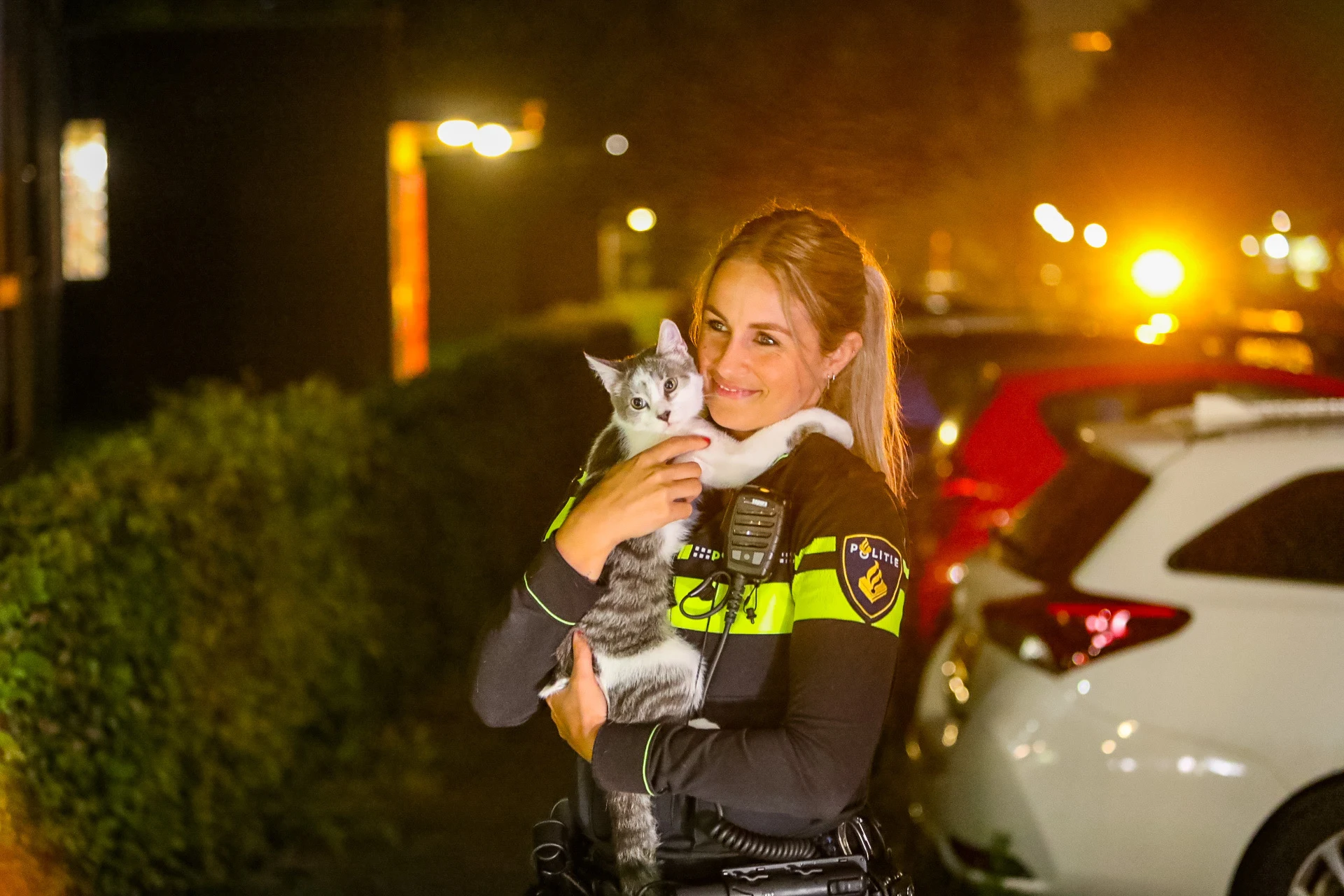 Brandweer redt vrouw, kittens en hamsters uit brandend huis in Apeldoorn