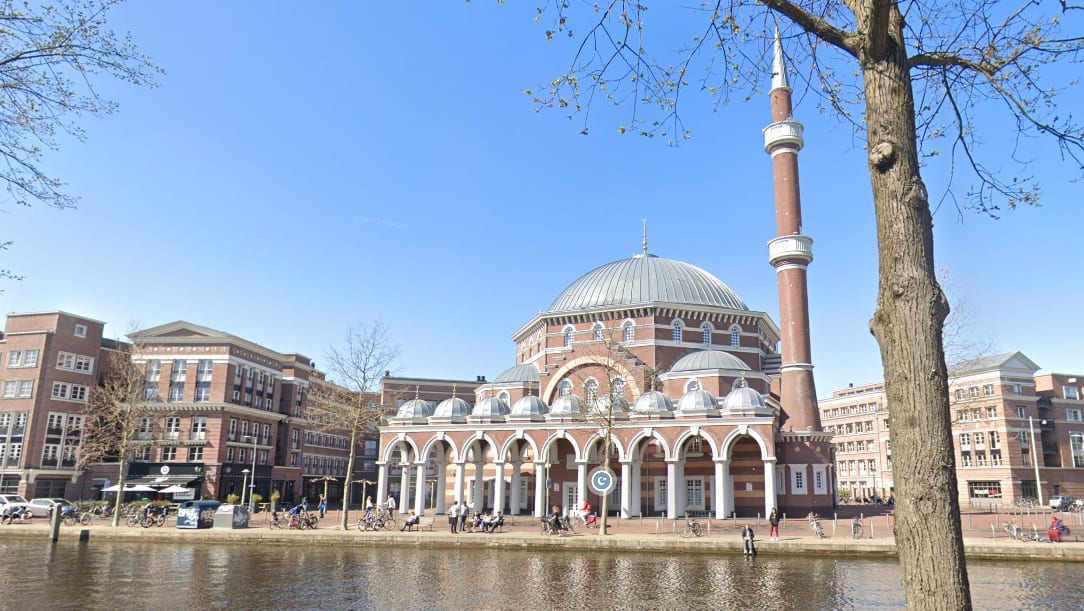 Opnieuw ruit Westermoskee Amsterdam ingegooid, dit keer met bierflesje