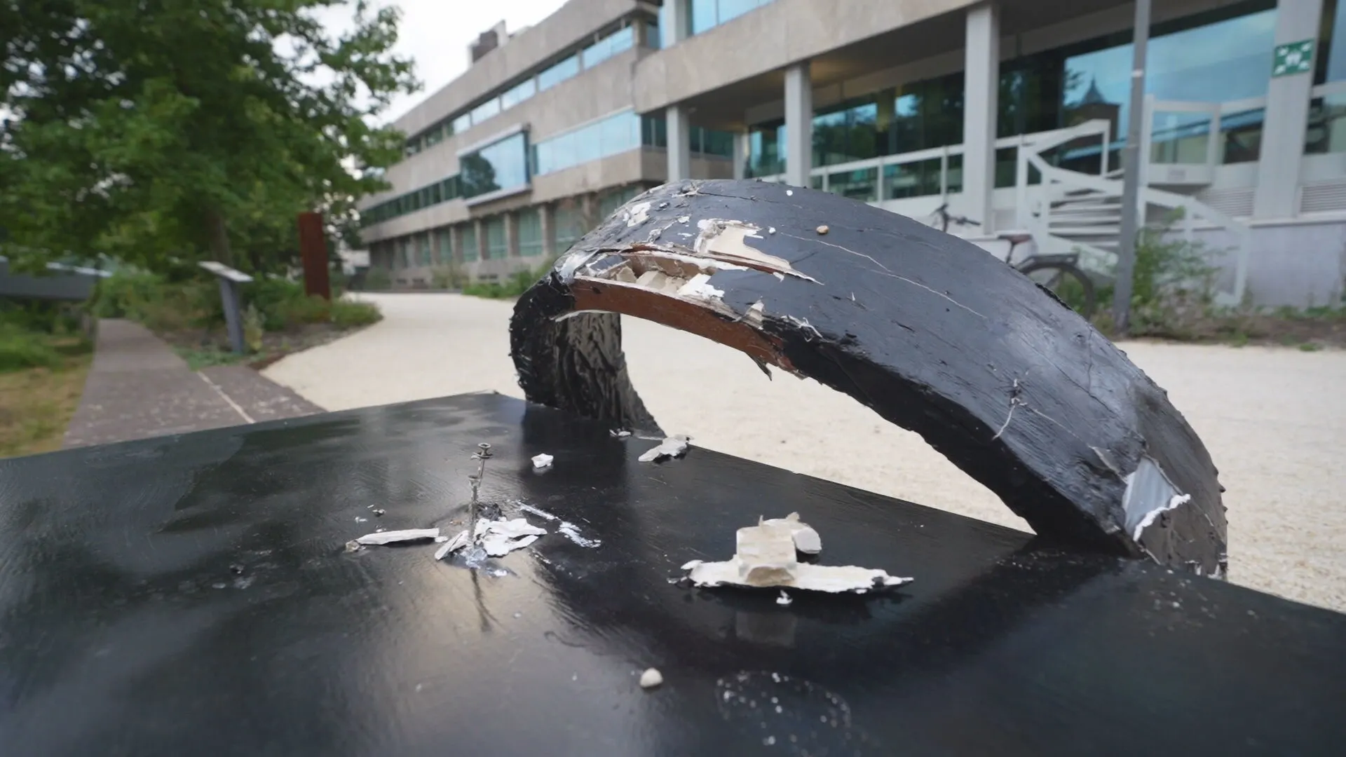 Eindhovens slavernijmonument niet vernield, maar kapot door vastmaken fietsketting