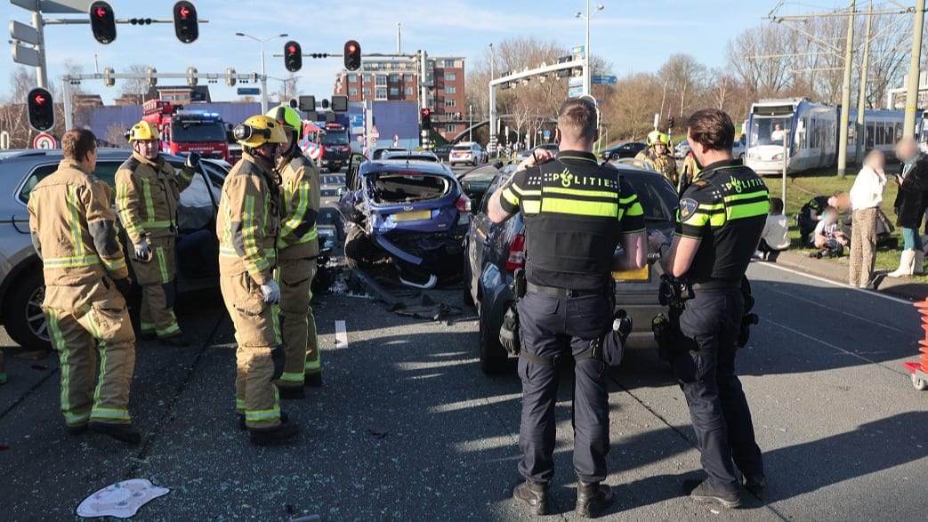 Meerdere gewonden na kettingbotsing met negen voertuigen in Vliettunnel