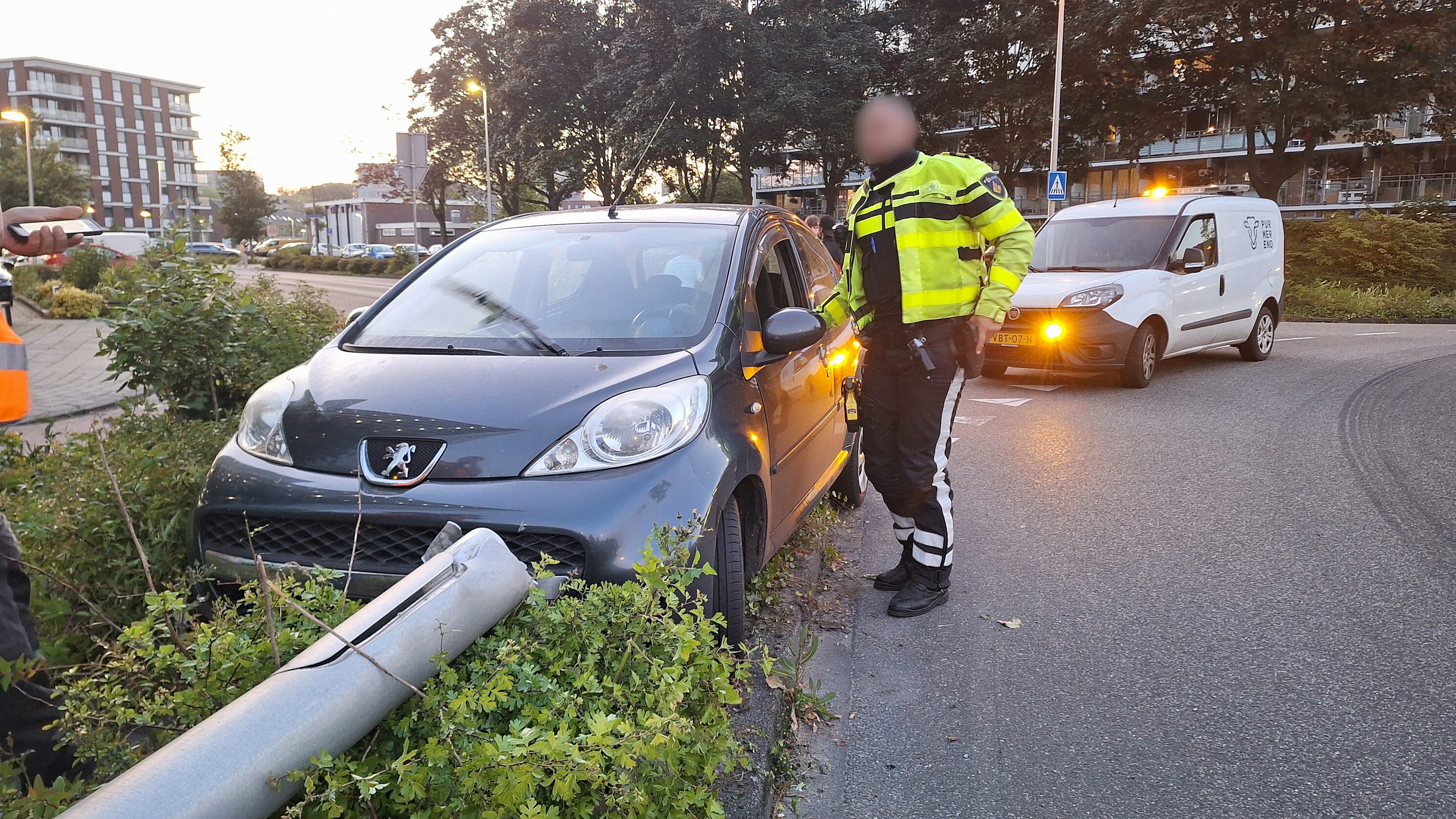 Beschonken bestuurder met twee kinderen aan boord rijdt lantaarnpaal uit de grond