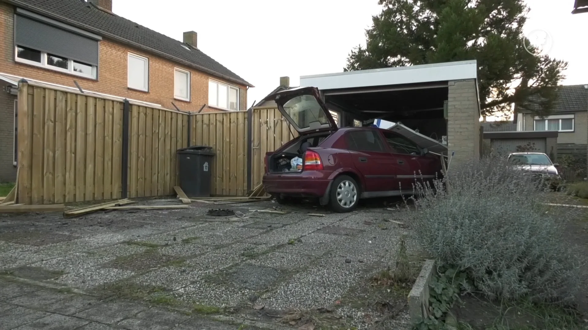 Auto knalt dwars door heg en schutting een garage binnen in Limburg