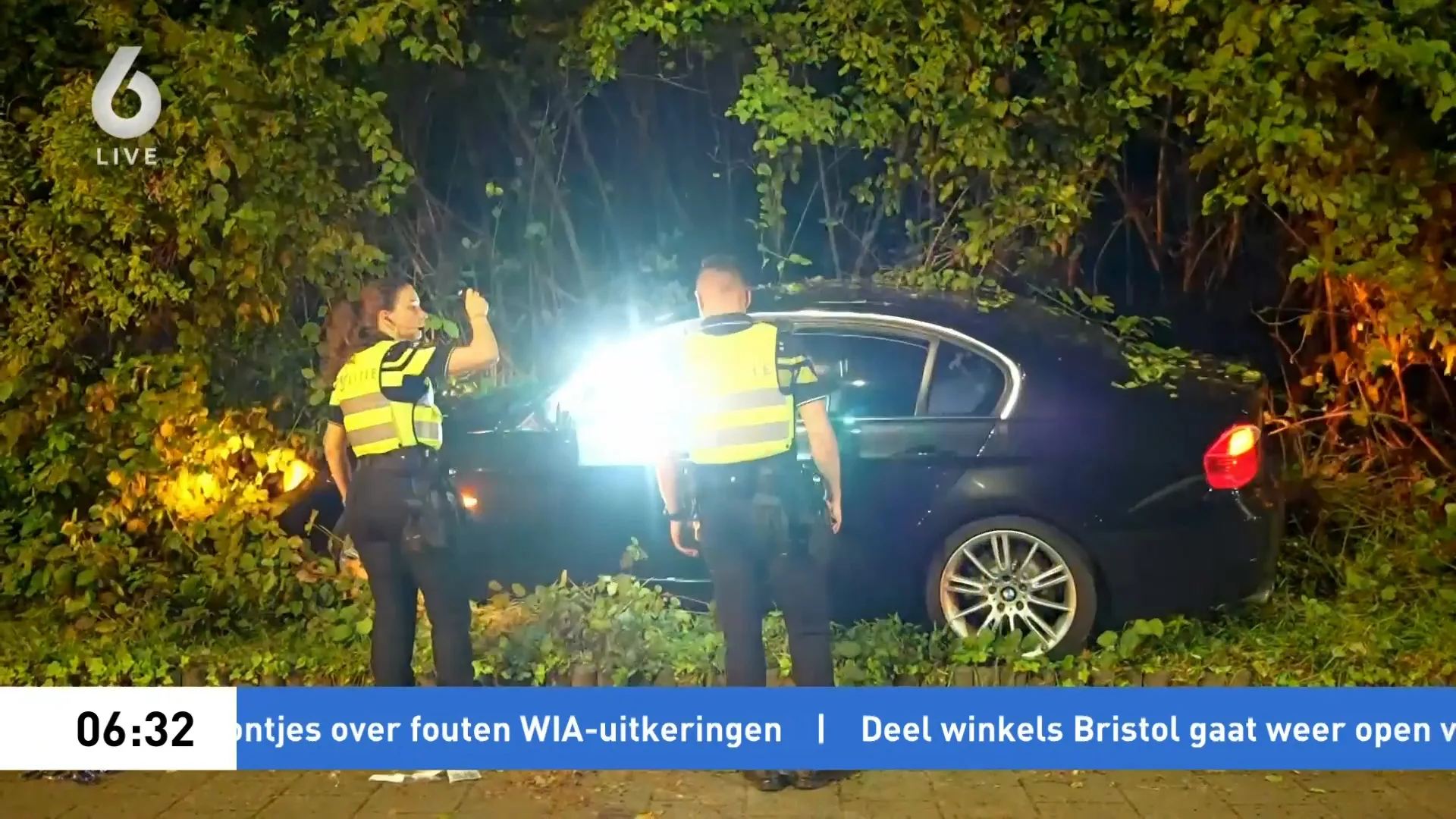 Man springt van viaduct en valt door voorruit auto op schoot bestuurder