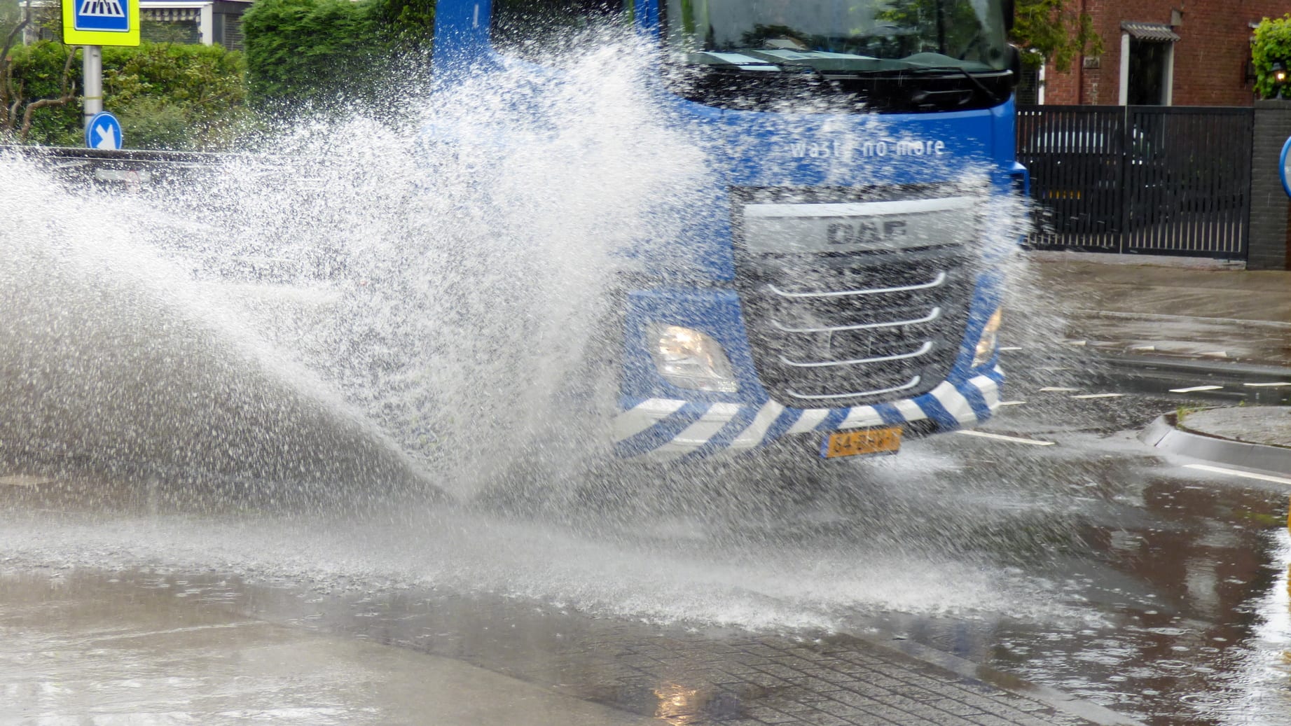 Weerverwachting: in het zuidoosten kan het met bakken uit de hemel komen