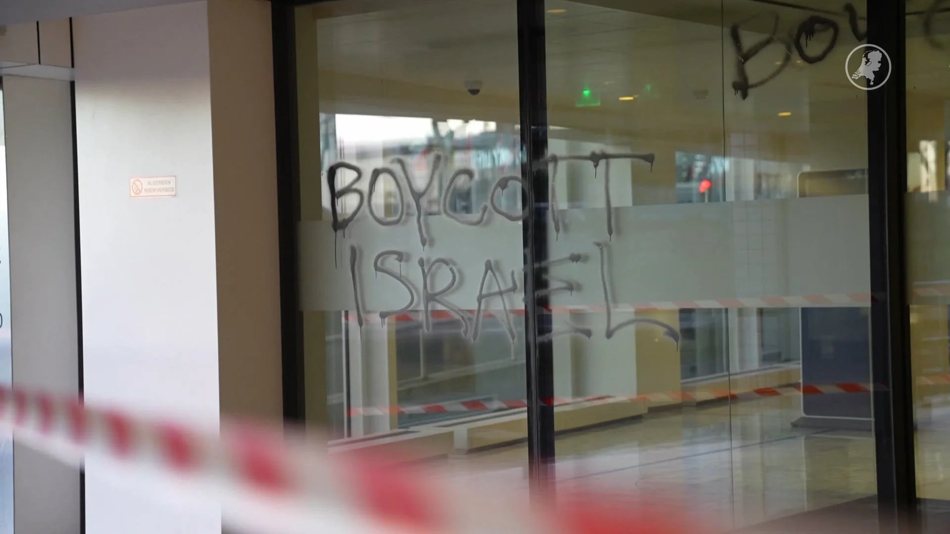 Ruiten ingeslagen en beklad: Rotterdams kantoor Maersk weer doelwit pro-Palestijnse groep