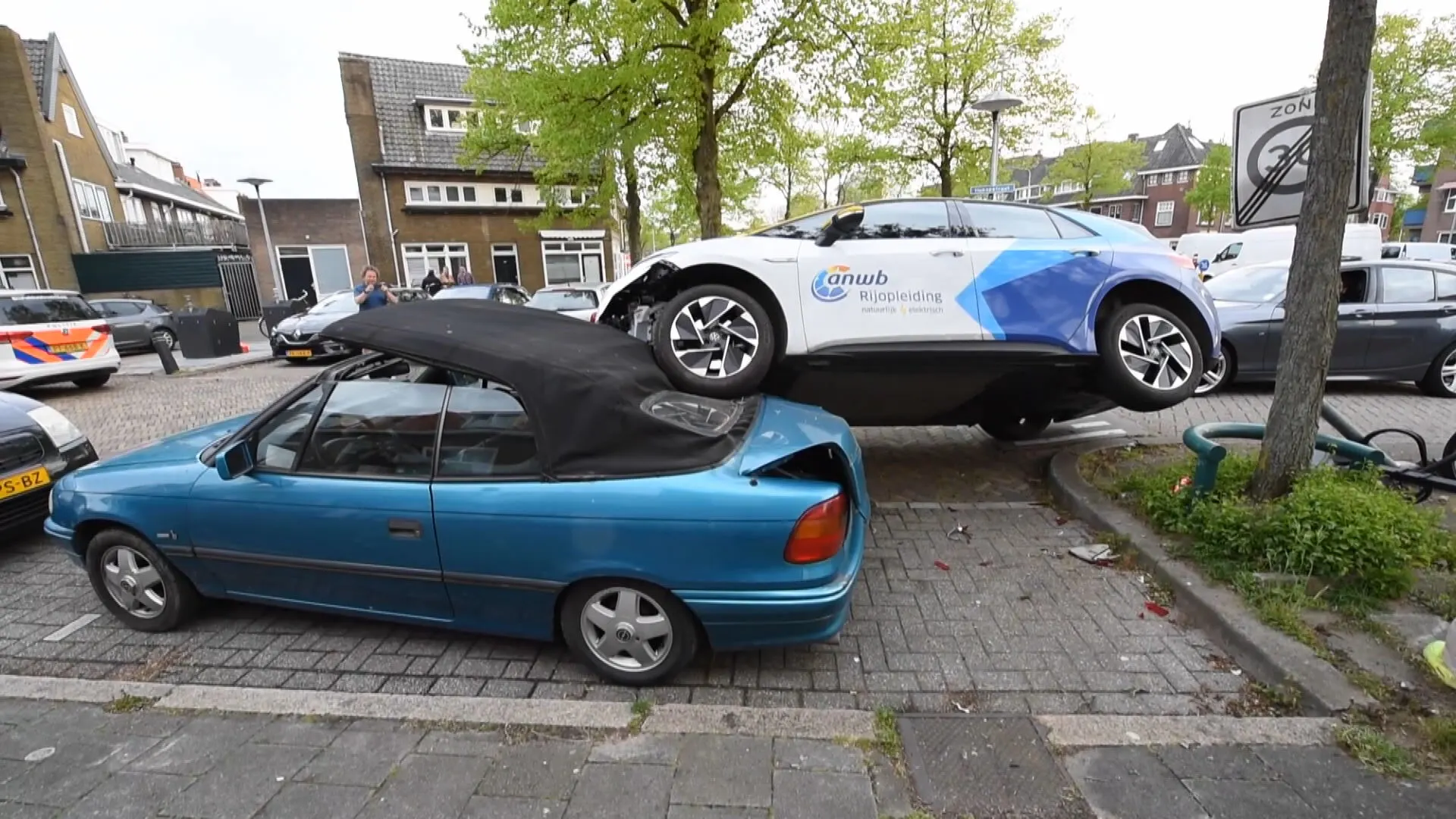 Leerlinge Utrechtse rijschool belandt met gloednieuwe leswagen bovenop geparkeerde auto