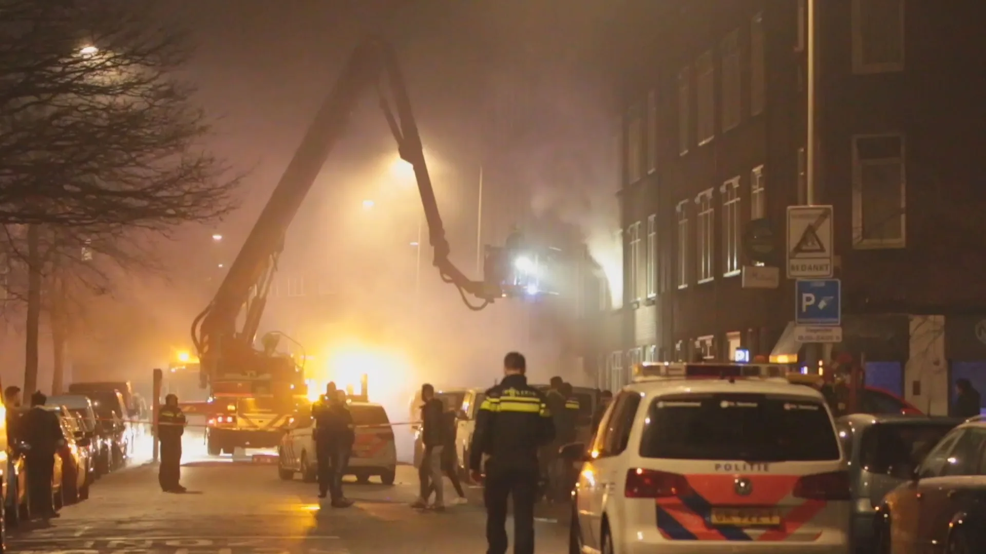 Felle brand in portiekwoning Den Haag, vier bewoners naar het ziekenhuis