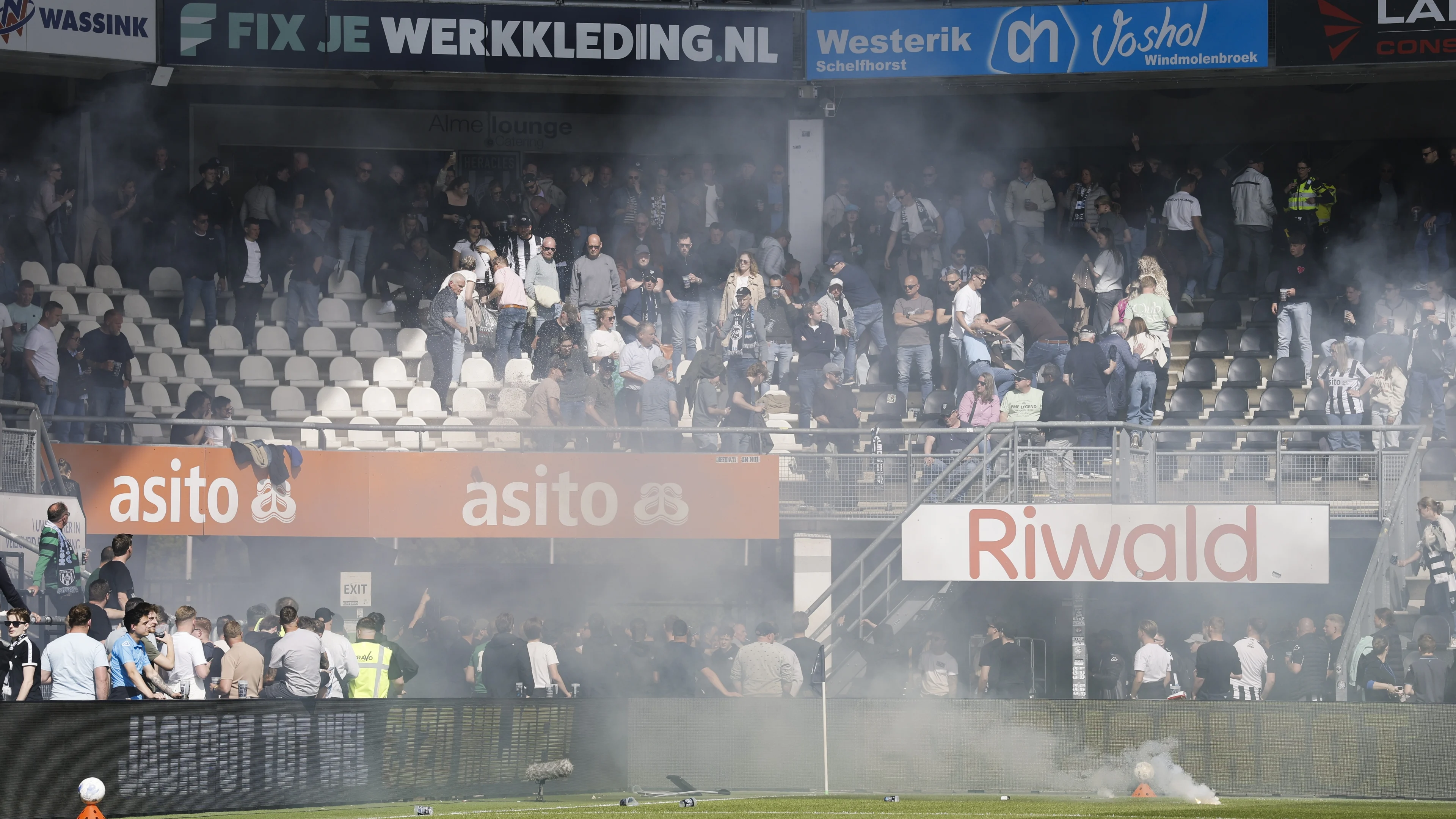 Heracles Almelo degradeert na drie jaar uit Eredivisie, onrust op tribune