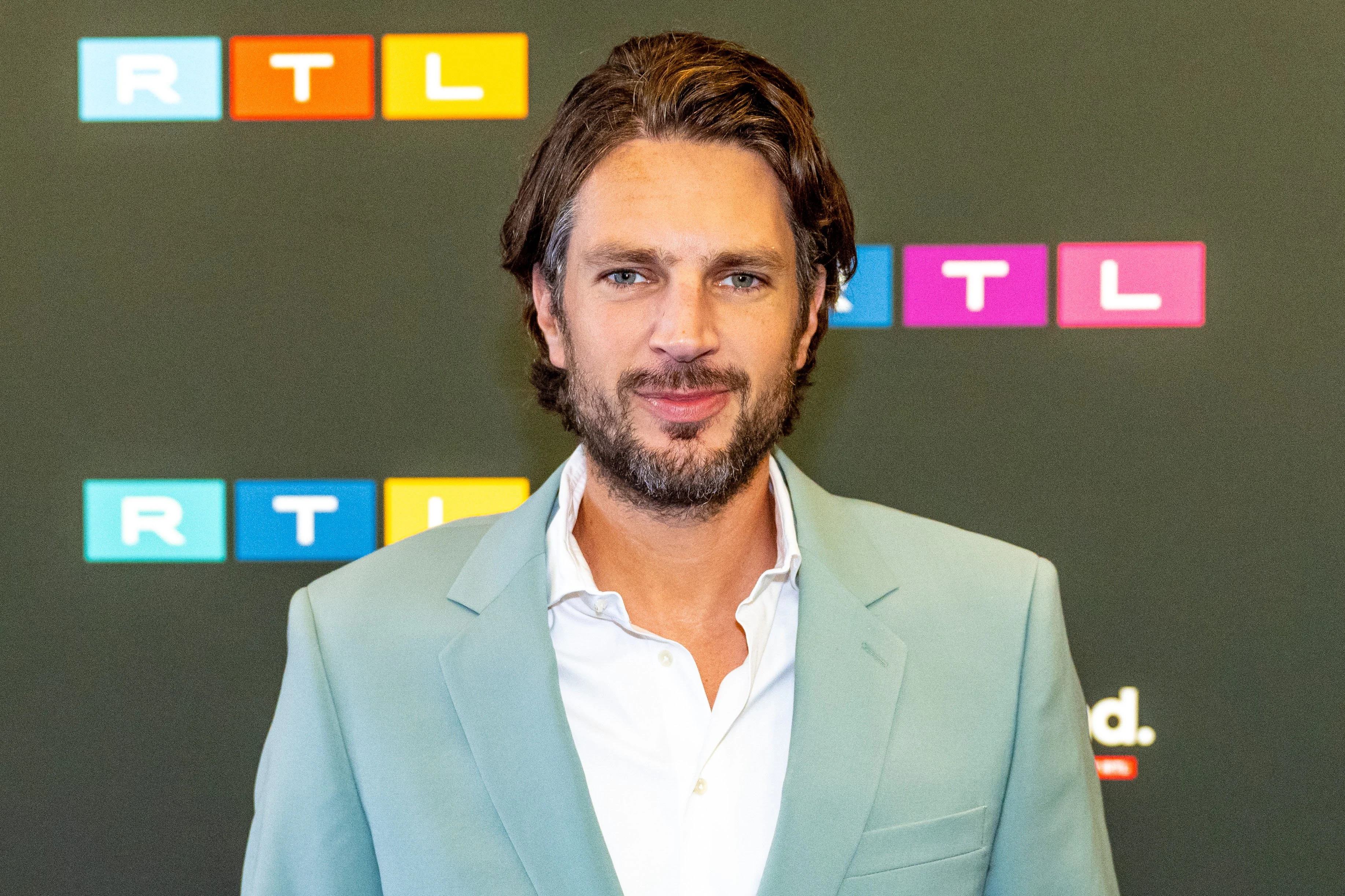 Herman van der Zandt, Renze Klamer en Tooske Ragas in actie op tv voor Giro555