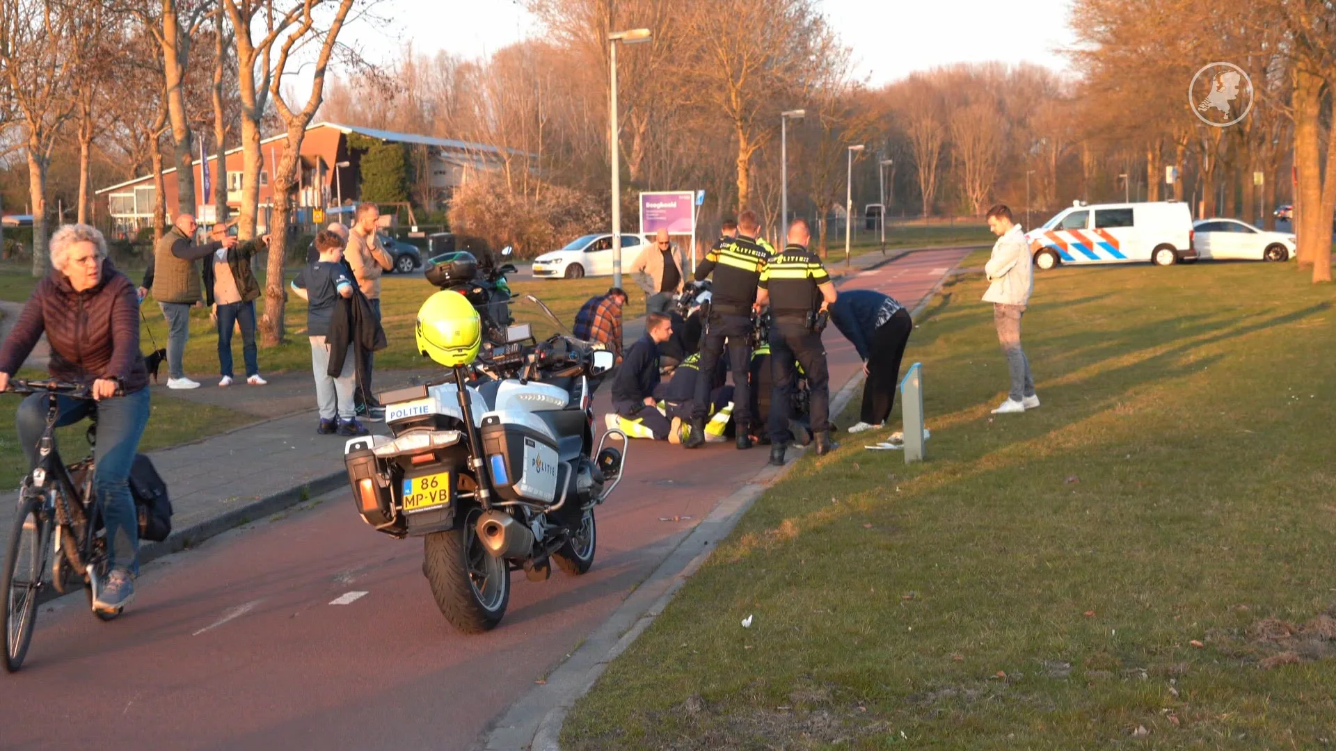 Hulpdiensten massaal ter plaatse na botsing motoragent en fietser
