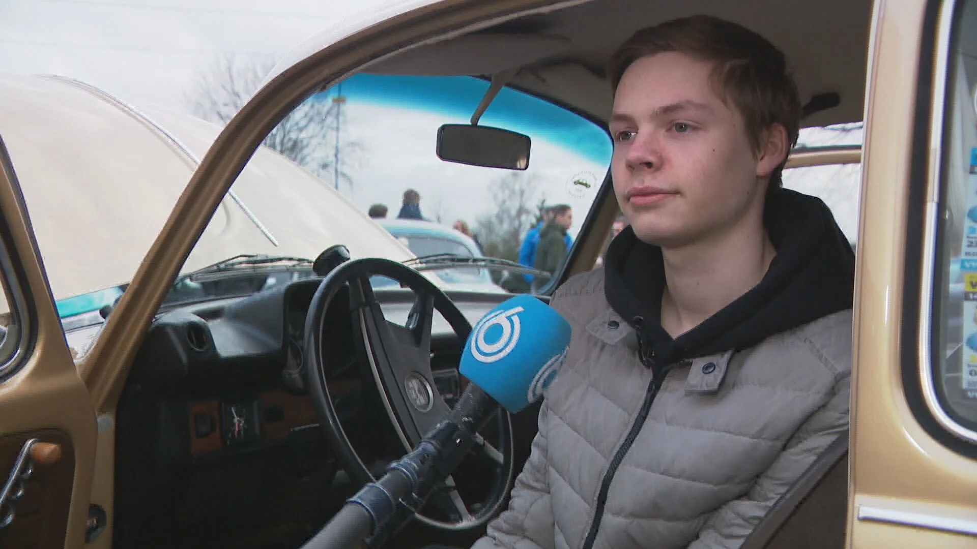 Bijzonder: jarige Luuk (18) krijgt de gouden Kever van zijn overleden vader cadeau