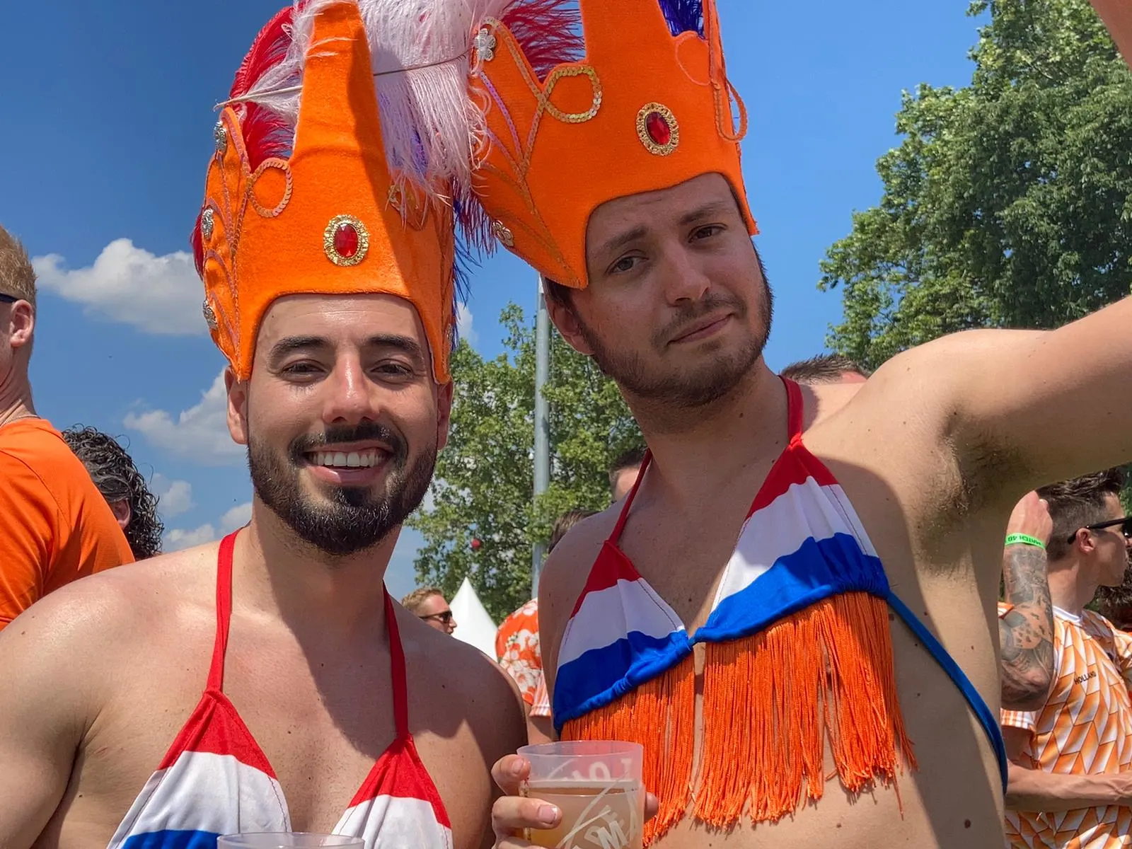 Duizenden Oranjefans gaan los in bloedhete fanzone in Boedapest