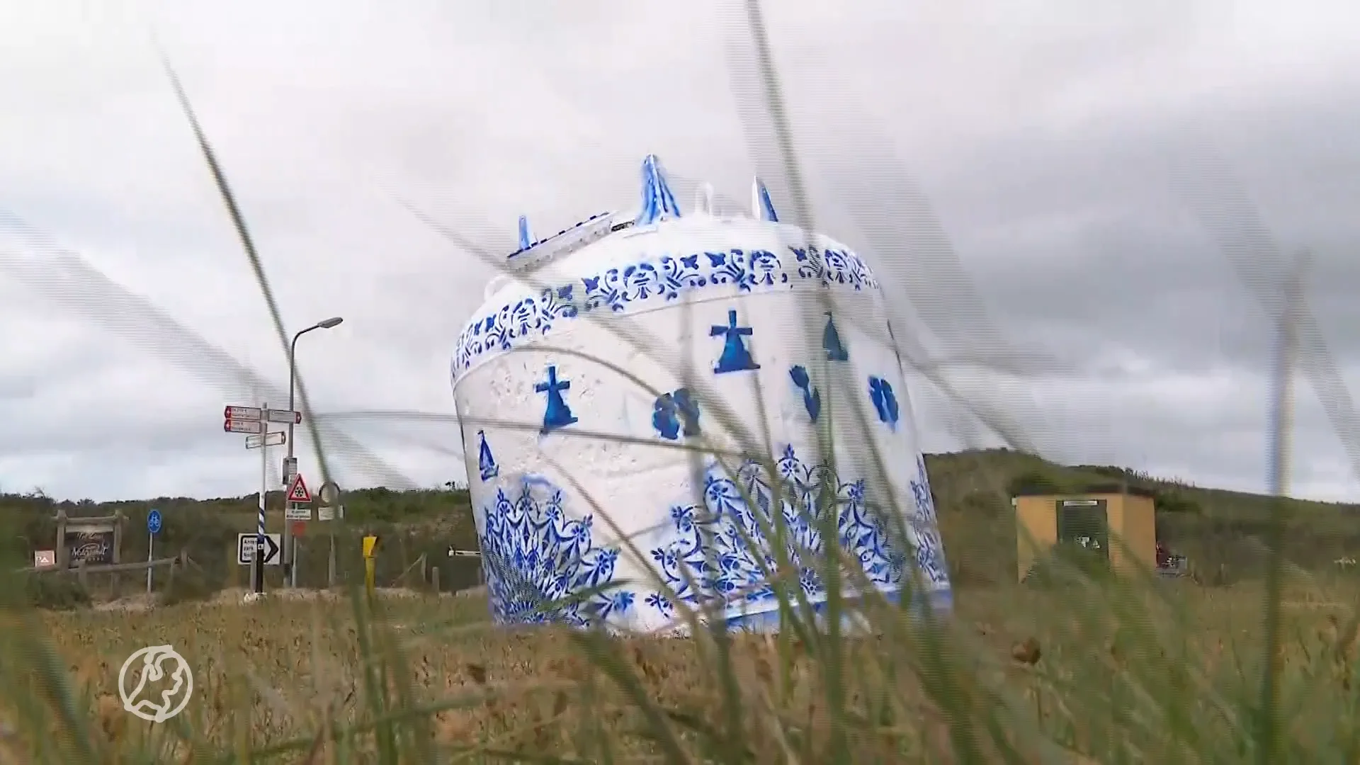 Wie is de kunstenaar? Oude boei op mysterieuze wijze omgedoopt tot oer-Hollands pronkstuk