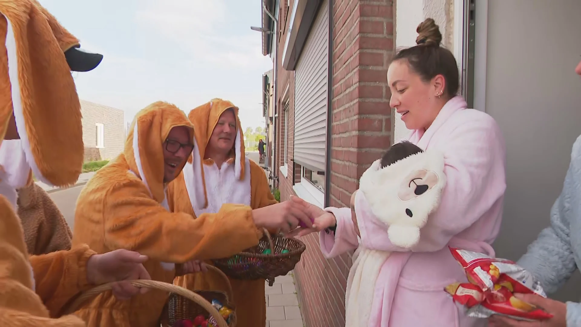 Vrolijk Pasen! In Sittard wordt deze buurt al 50 jaar wakker gemaakt door deze paashazen