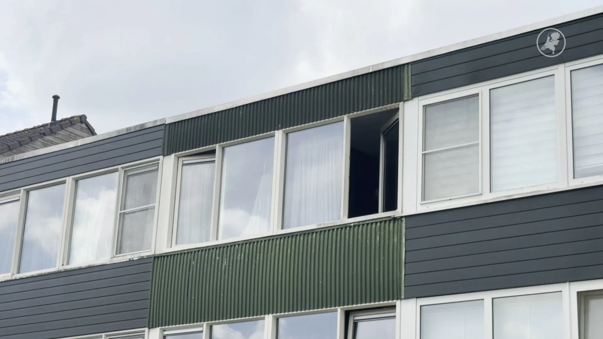 Kind uit raam gevallen in Apeldoorn, belandde in de tuin