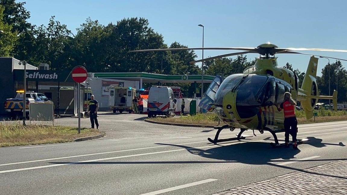 Man wordt bij tankstation door eigen auto overreden en verkeert in levensgevaar