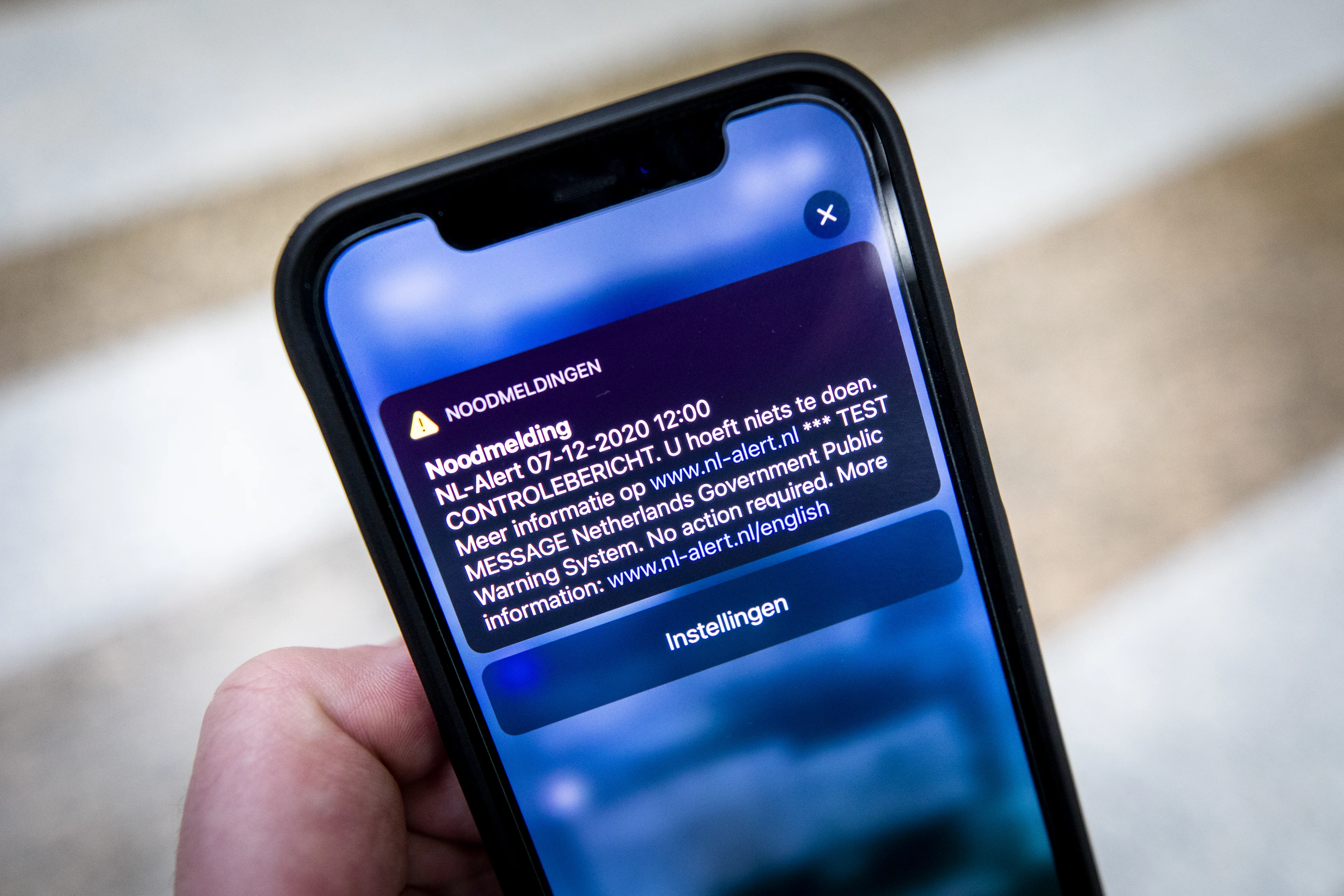Niet schrikken: om twaalf uur loeit het NL-Alert weer op je mobiel