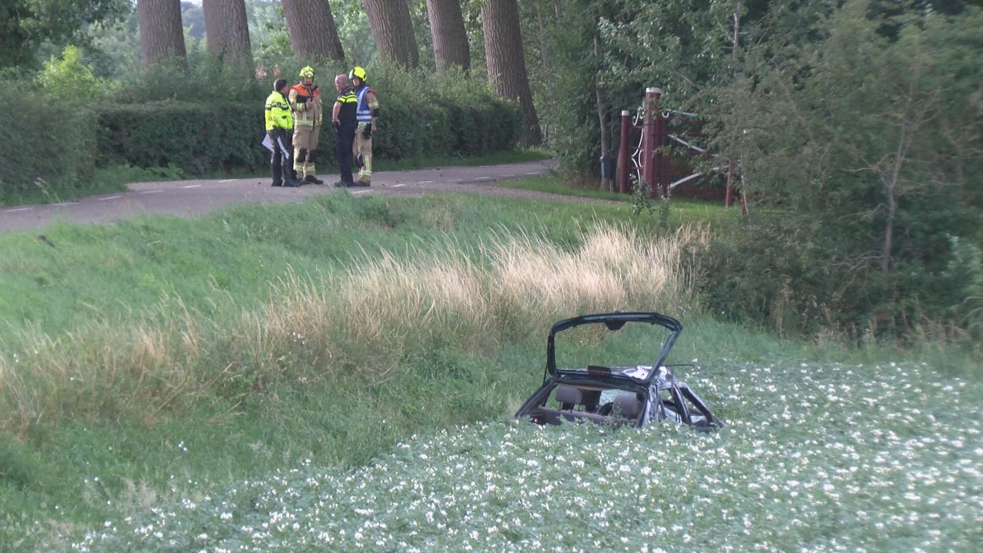 Man (52) rijdt met auto van dijk af in Zeeland en overlijdt
