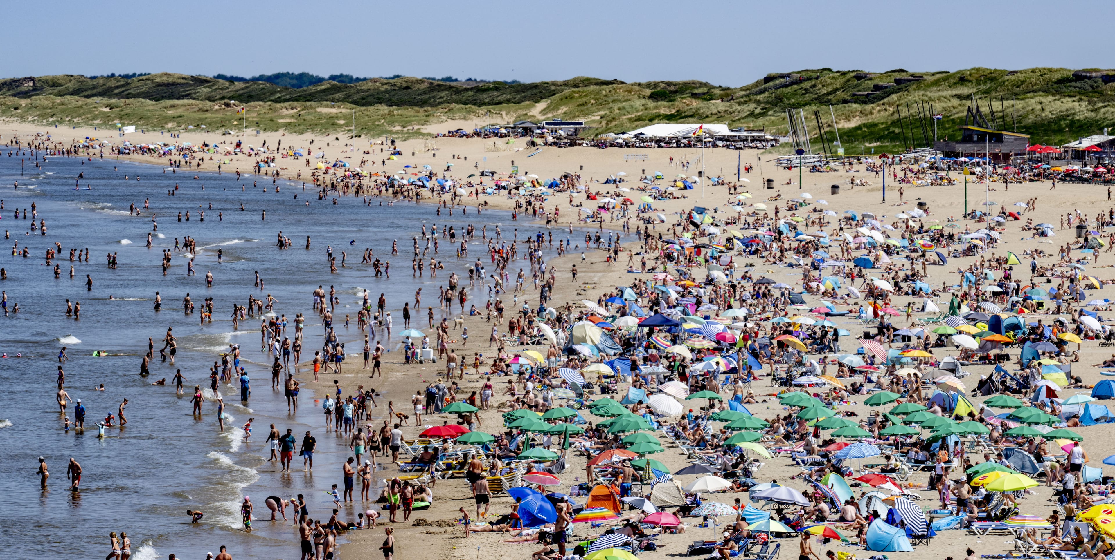 Parkeerplaatsen langs de kust zo goed als vol: 'Kom met de fiets of scooter'