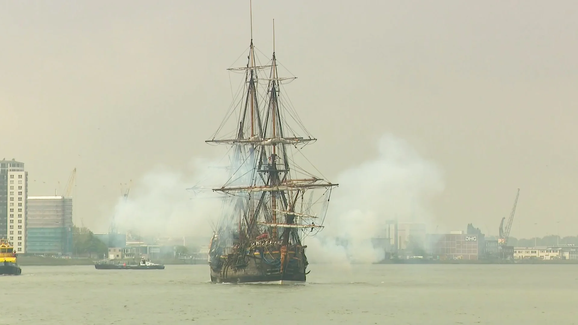 ZIEN: Grootste houten zeilschip ter wereld vaart Rotterdam binnen