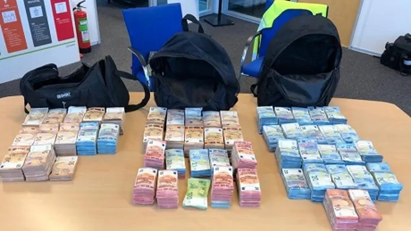 Hilversummer met bijna 8 ton cash in auto van A1 geplukt