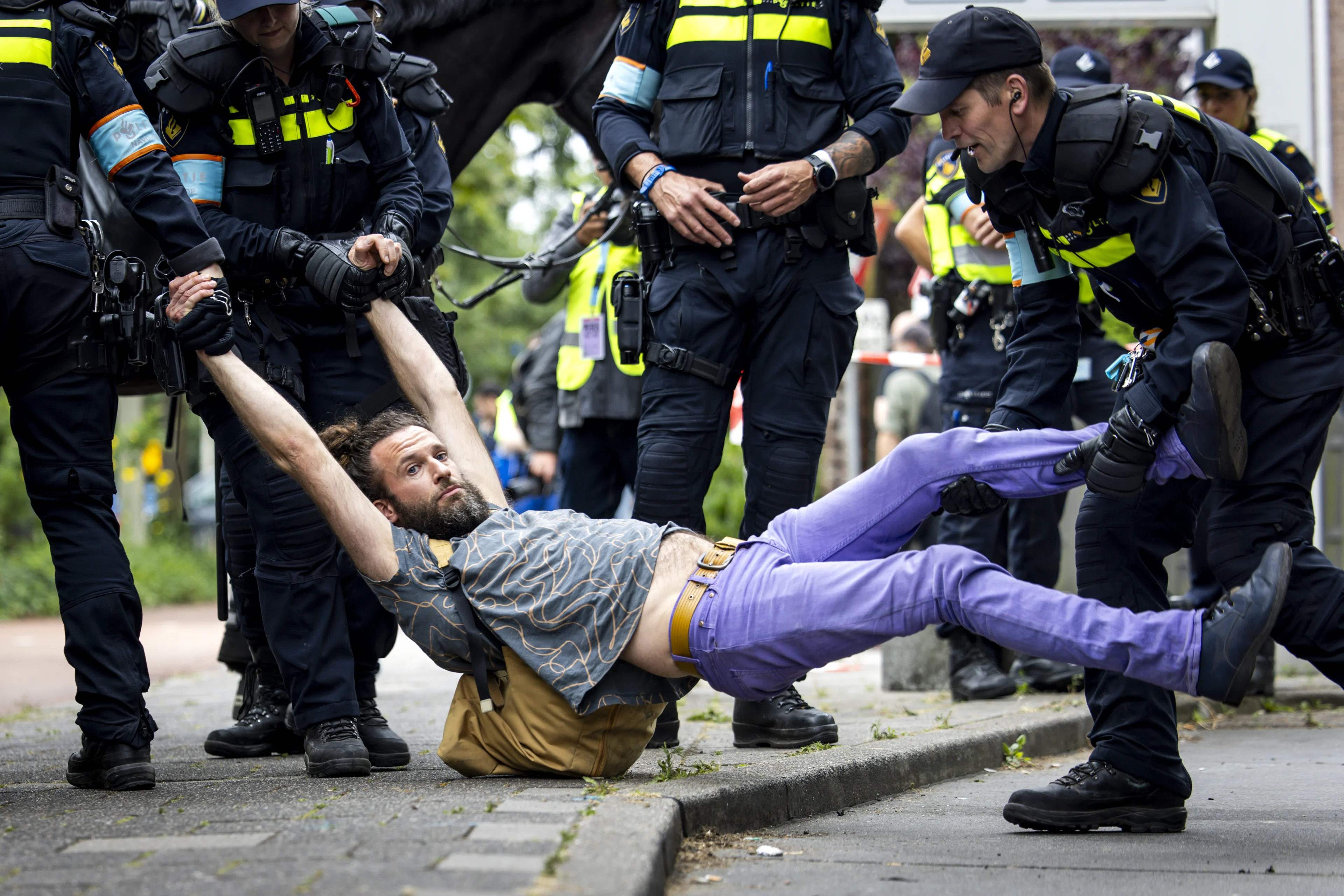 Tweehonderd mensen opgepakt bij blokkadepogingen A12
