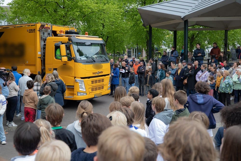 Vuilniswagen banjert toeterend door 5 mei-bijeenkomst in Baarn