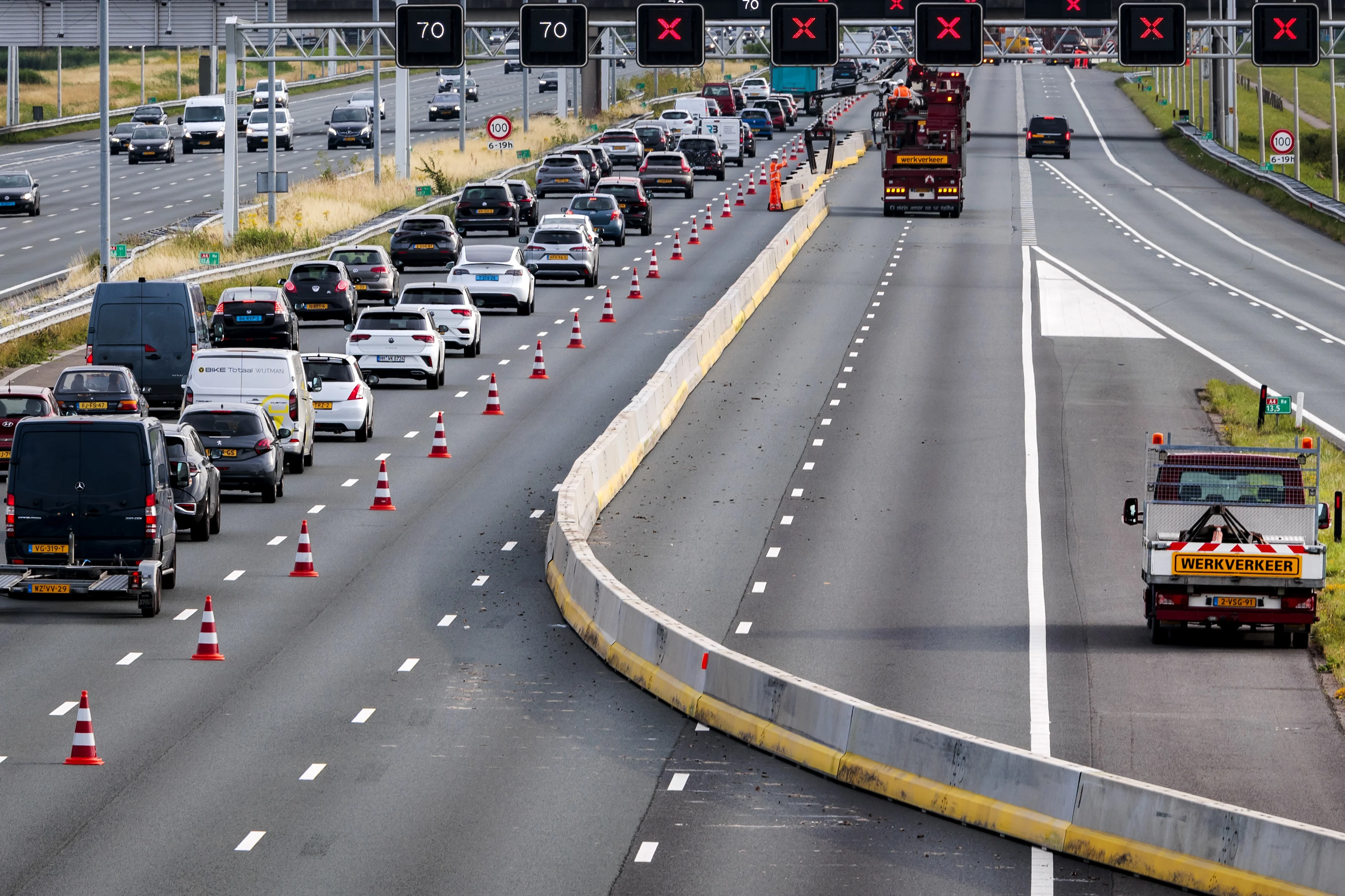 Lange file op de A4 richting Den Haag door NAVO-top