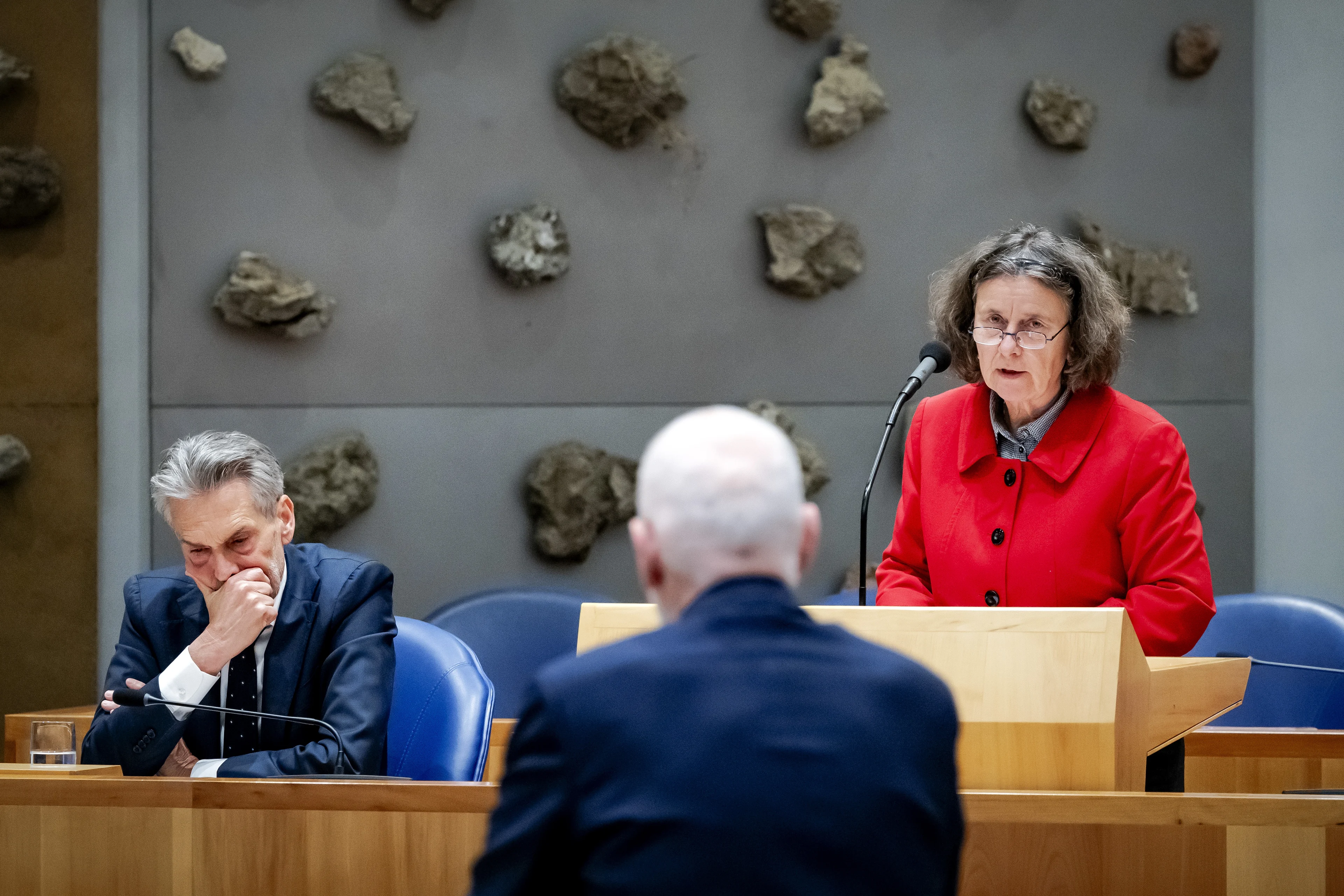 Bijna hele oppositie dient motie van wantrouwen in tegen Faber om lintjeskwestie
