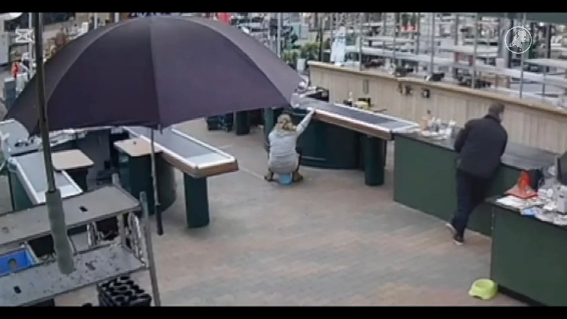 Vrouw die in emmer plast in tuincentrum krijgt kritiek en steun