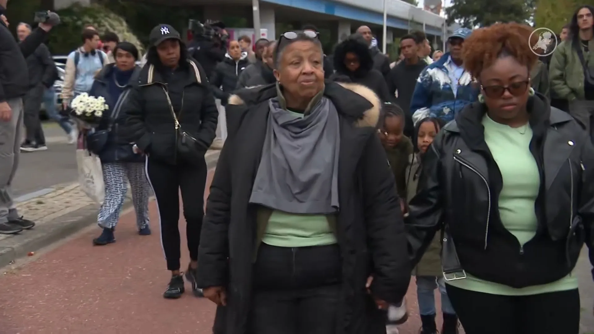 Zo'n honderd mensen bij herdenkingsmars doodgeschoten fatbikedief (15)