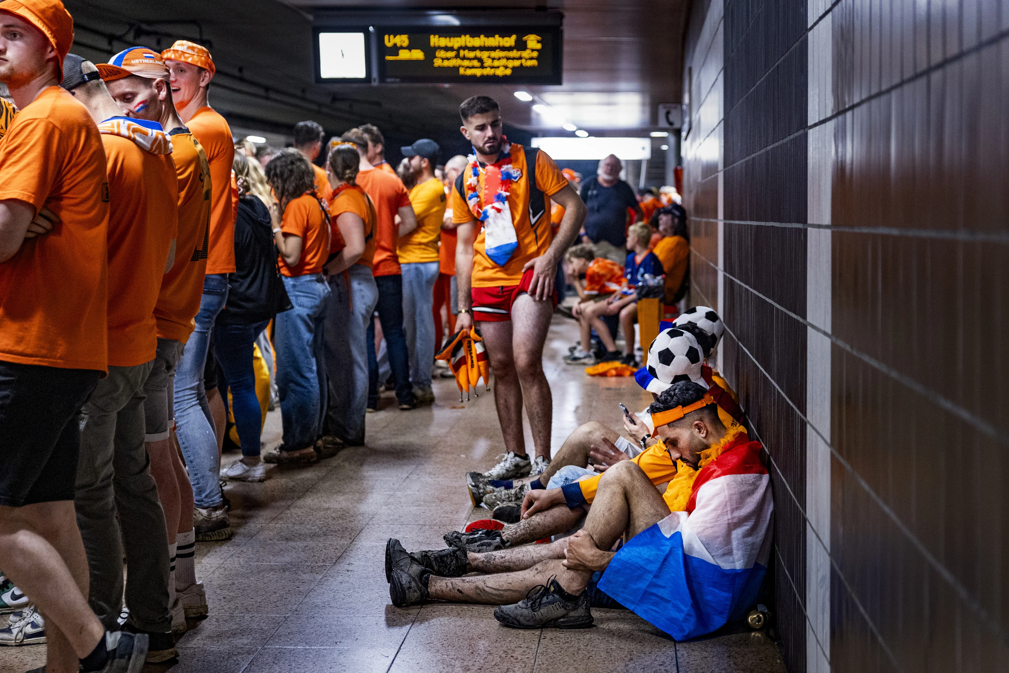 Oranje-fans keren teleurgesteld huiswaarts: 'Al sinds middernacht onderweg'