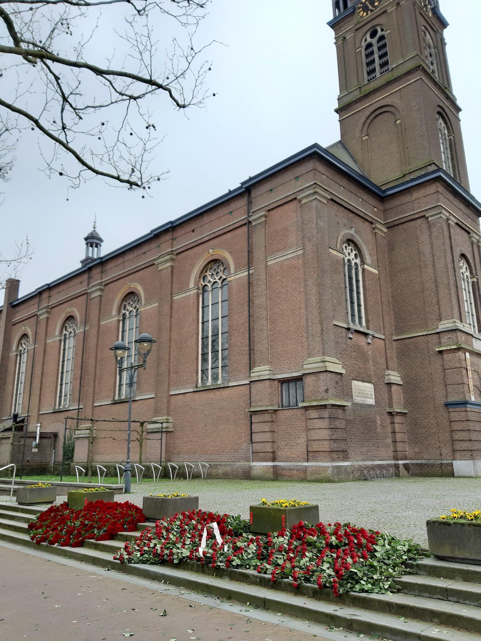 Bloemenzee bij Erpse kerk om coronaslachtoffers te herdenken